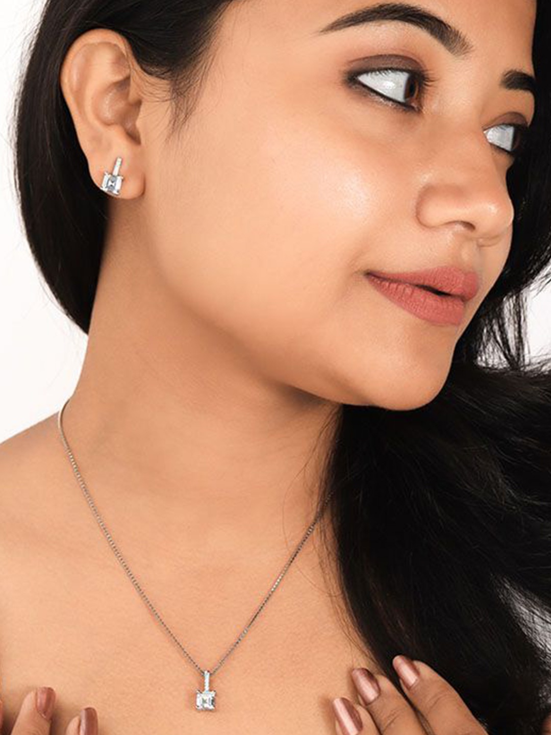 

SILBERRY 925 Sterling Silver-Plated Mini Cube Pendant With Box Chain