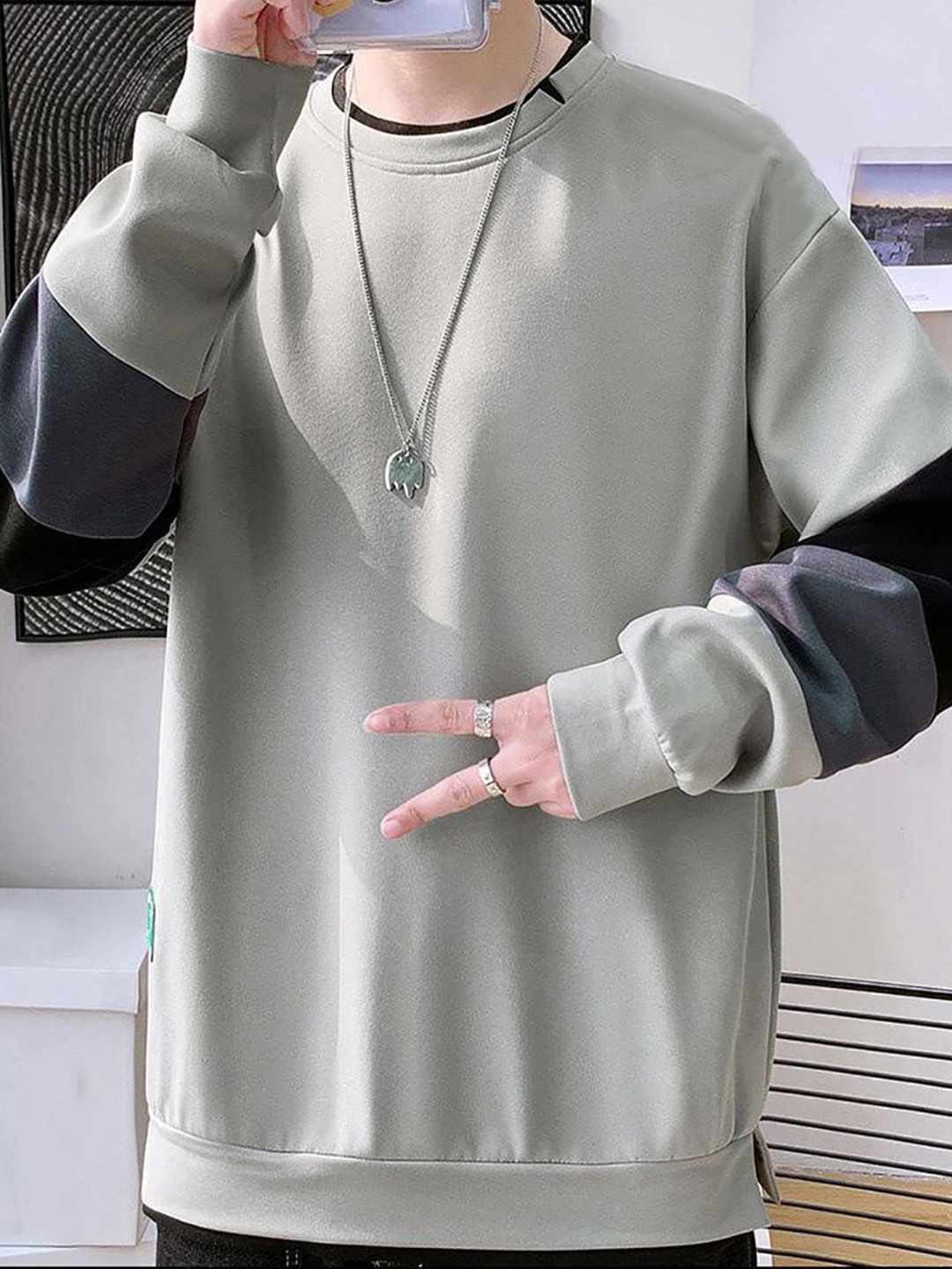 

StyleCast x Revolte Men Round Neck Colourblocked Sweatshirt, Grey