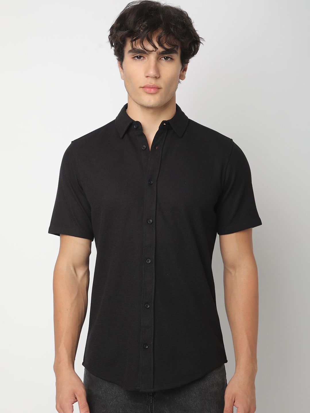 

R&B Men Cutaway Collar Solid Cotton Casual Shirt, Black