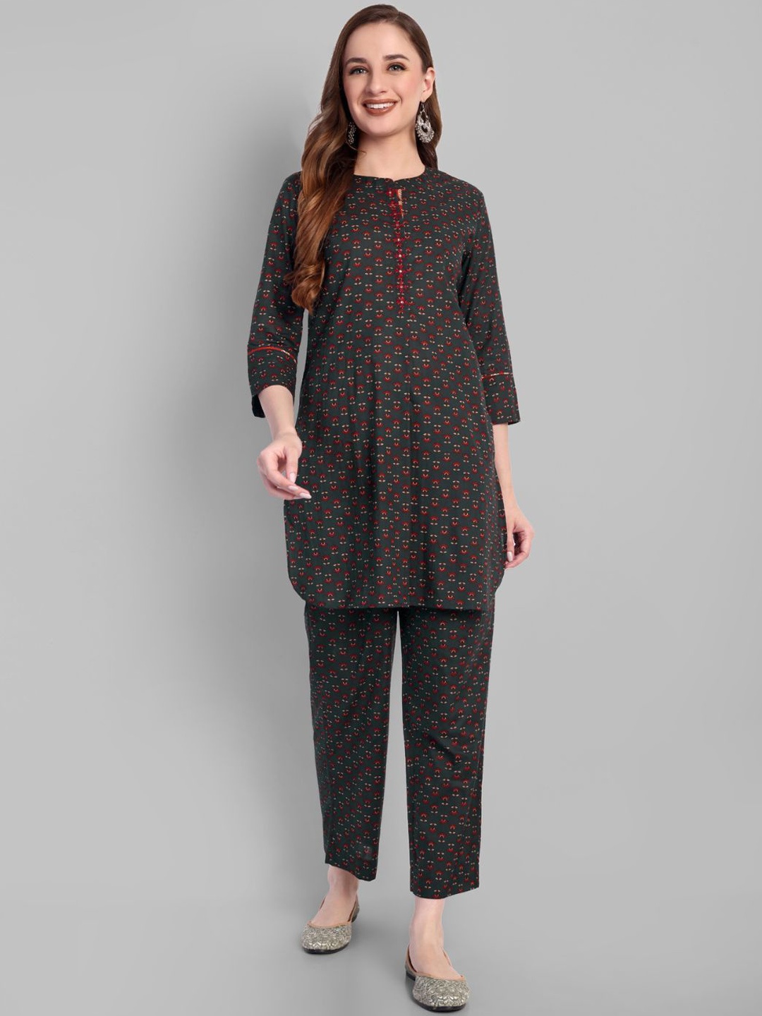 

Mera Rang Floral Printed Mandarin Collar Pure Cotton Straight Kurta with Trousers, Green