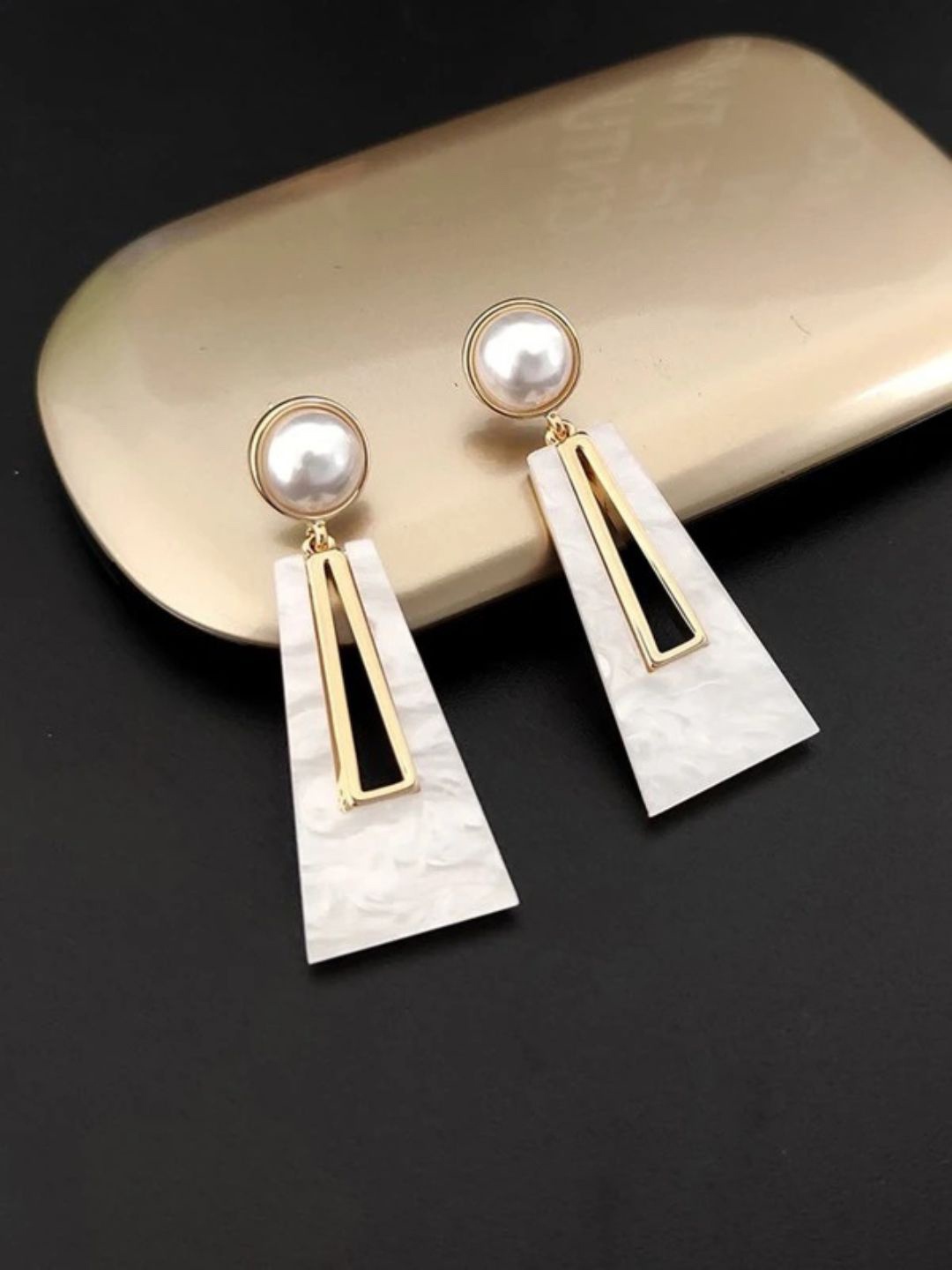 

Pinapes Set of 2 Gold-Plated Geometric Printed Pearls Beaded Drop Earrings, White