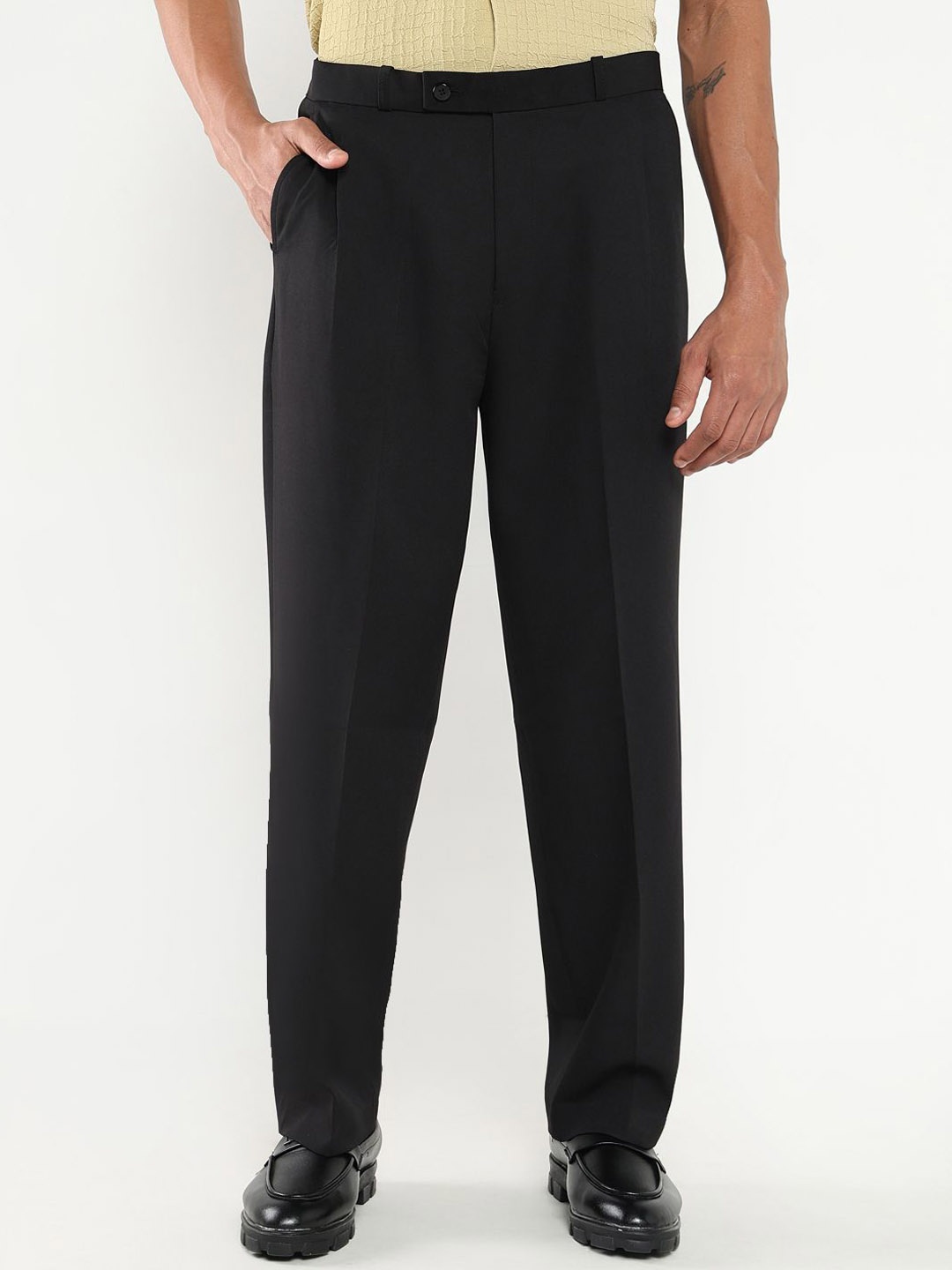 

SHOWOFF Men Comfort Loose Fit Mid-Rise Pleated Cotton Trouser, Black