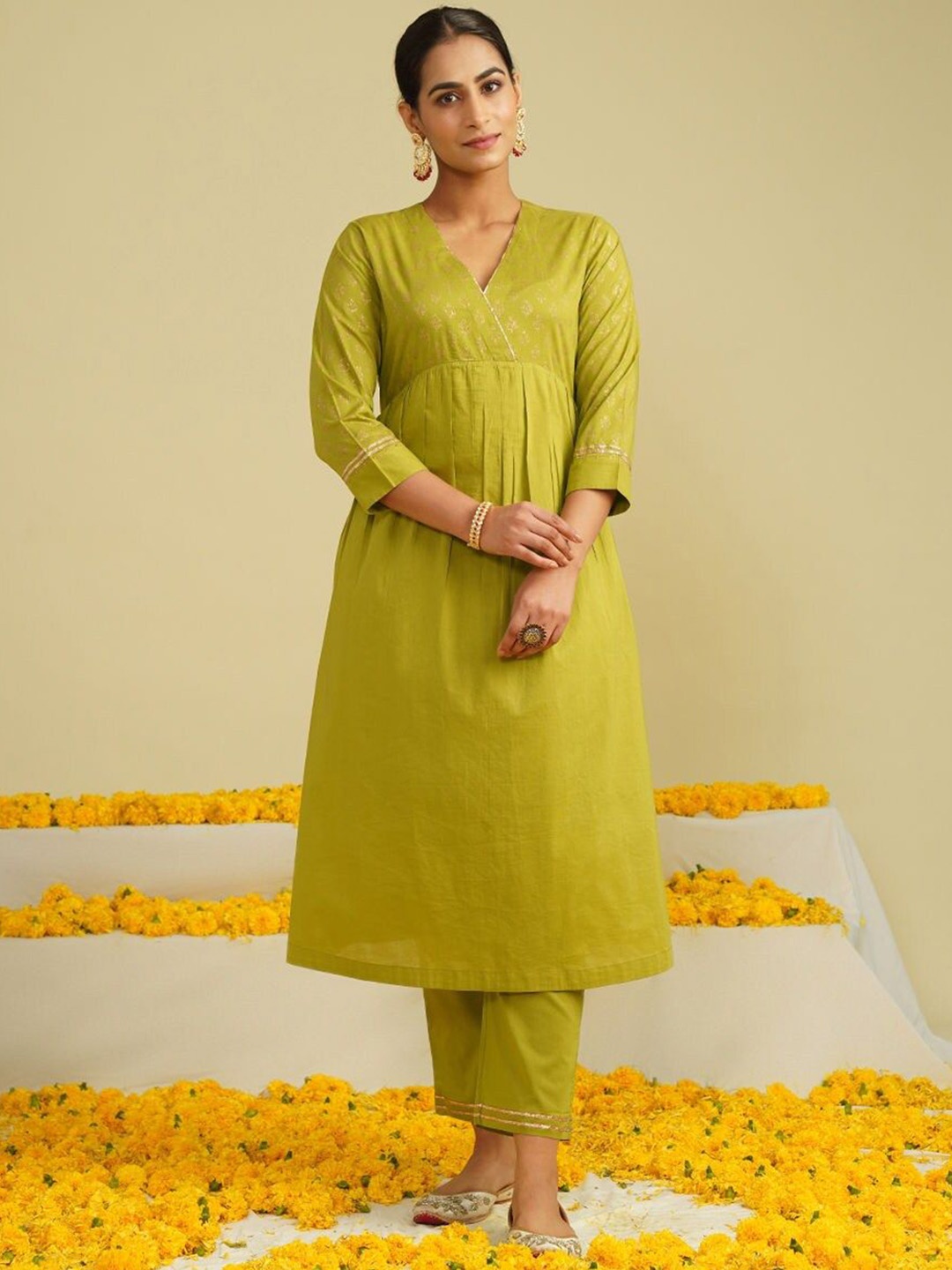 

JAYPORE Floral Printed V- Neck Thread Work Pure Cotton Anarkali Kurta, Lime green