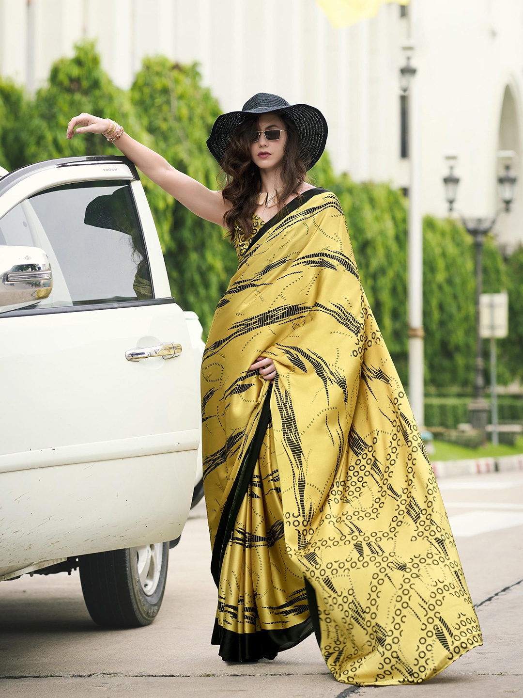 

DIVASTRI Abstract Printed Satin Designer Saree, Yellow