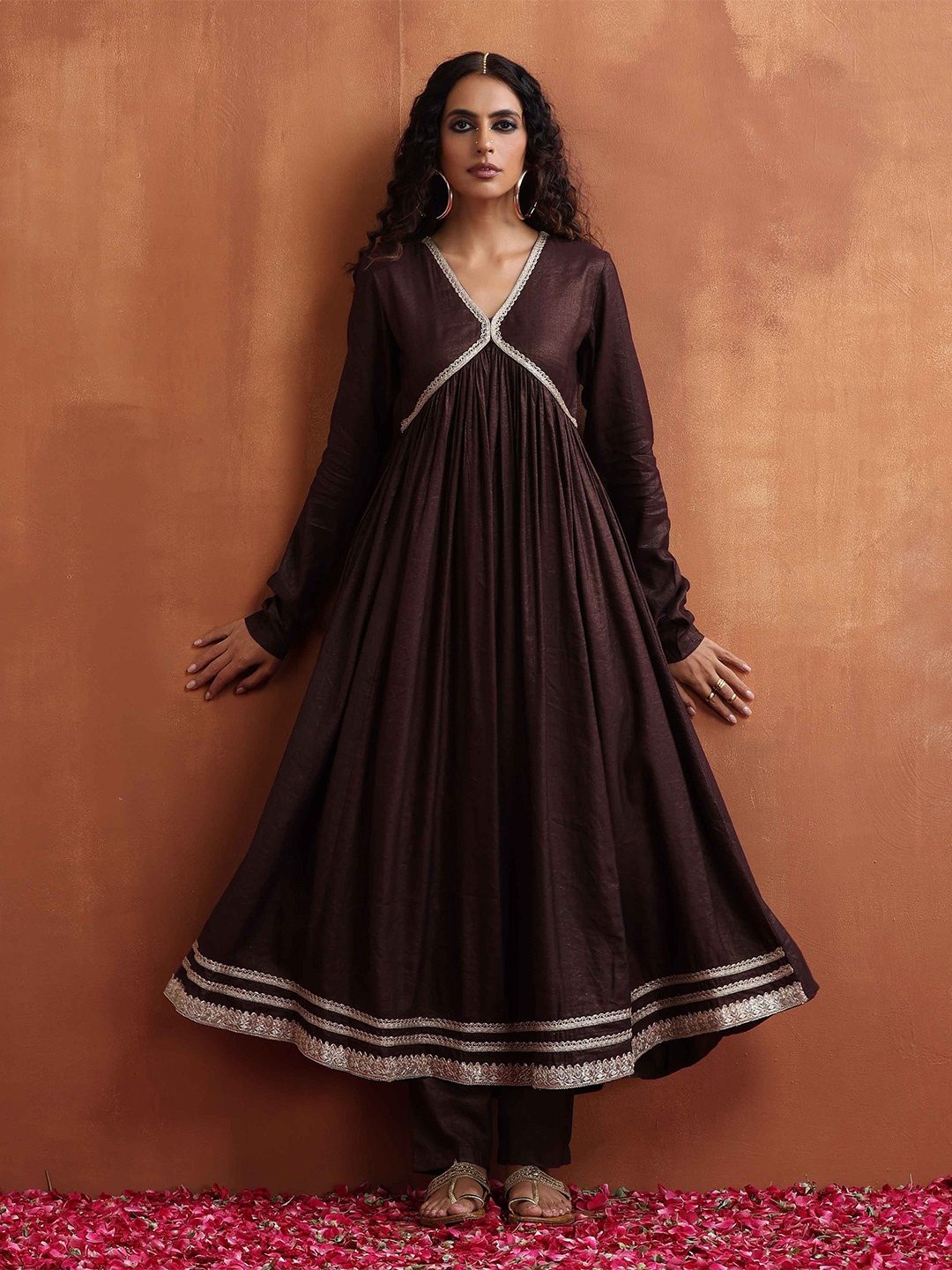 

trueBrowns V-Neck Long Sleeves Gotta Patti Anarkali Kurta with Trousers, Brown