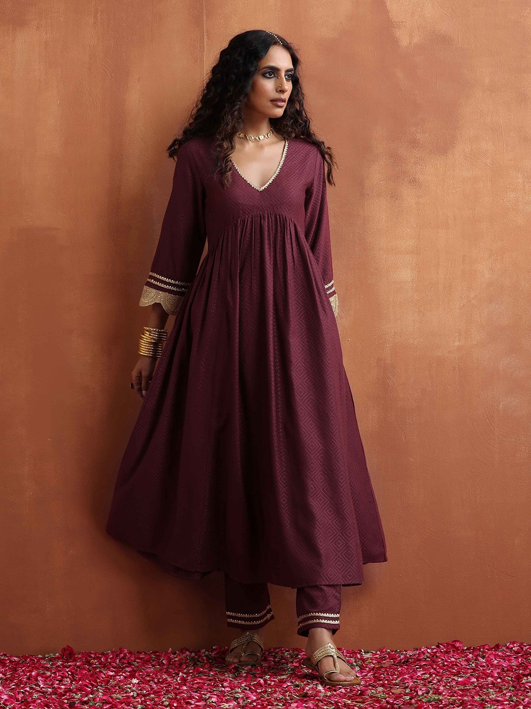 

trueBrowns Geometric Woven Design V-Neck Empire Gotta Patti Anarkali Kurta With Trouser, Maroon