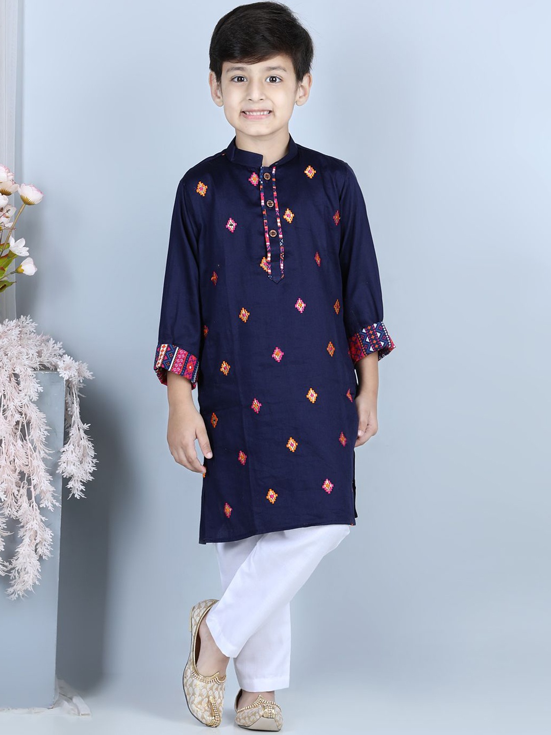 

Here&Now X Kinder Kids Boys Geometric Embroidered Thread Work Pure Cotton Kurta Set, Blue