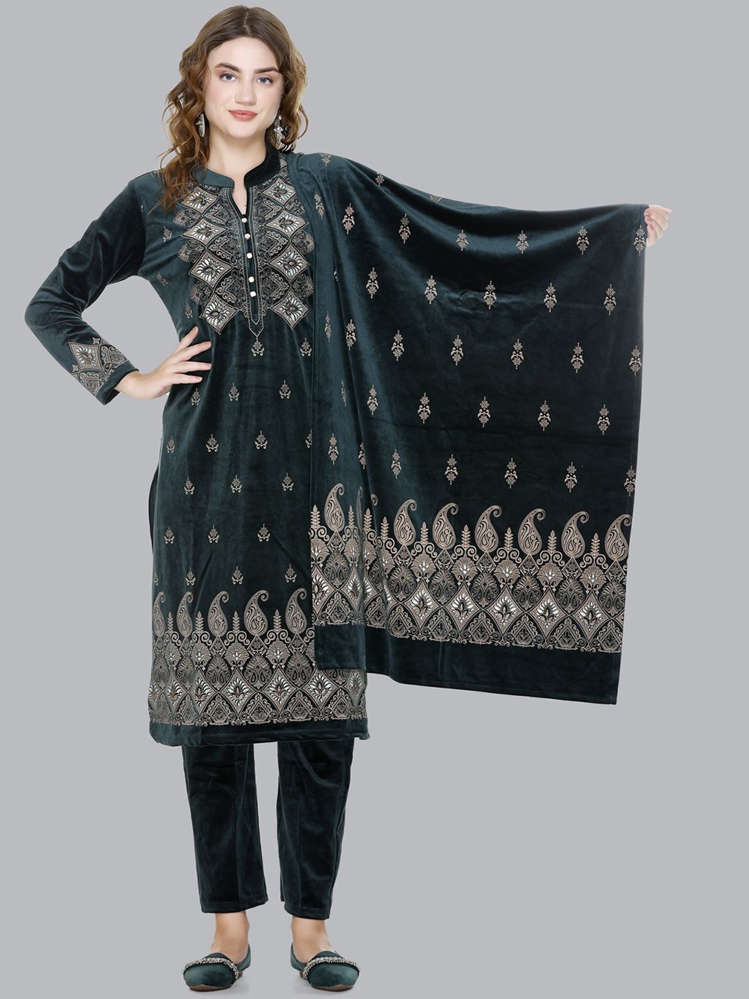 

Pampara Ethnic Motifs Embroidered Velvet Kurta with Trousers & Dupatta, Green