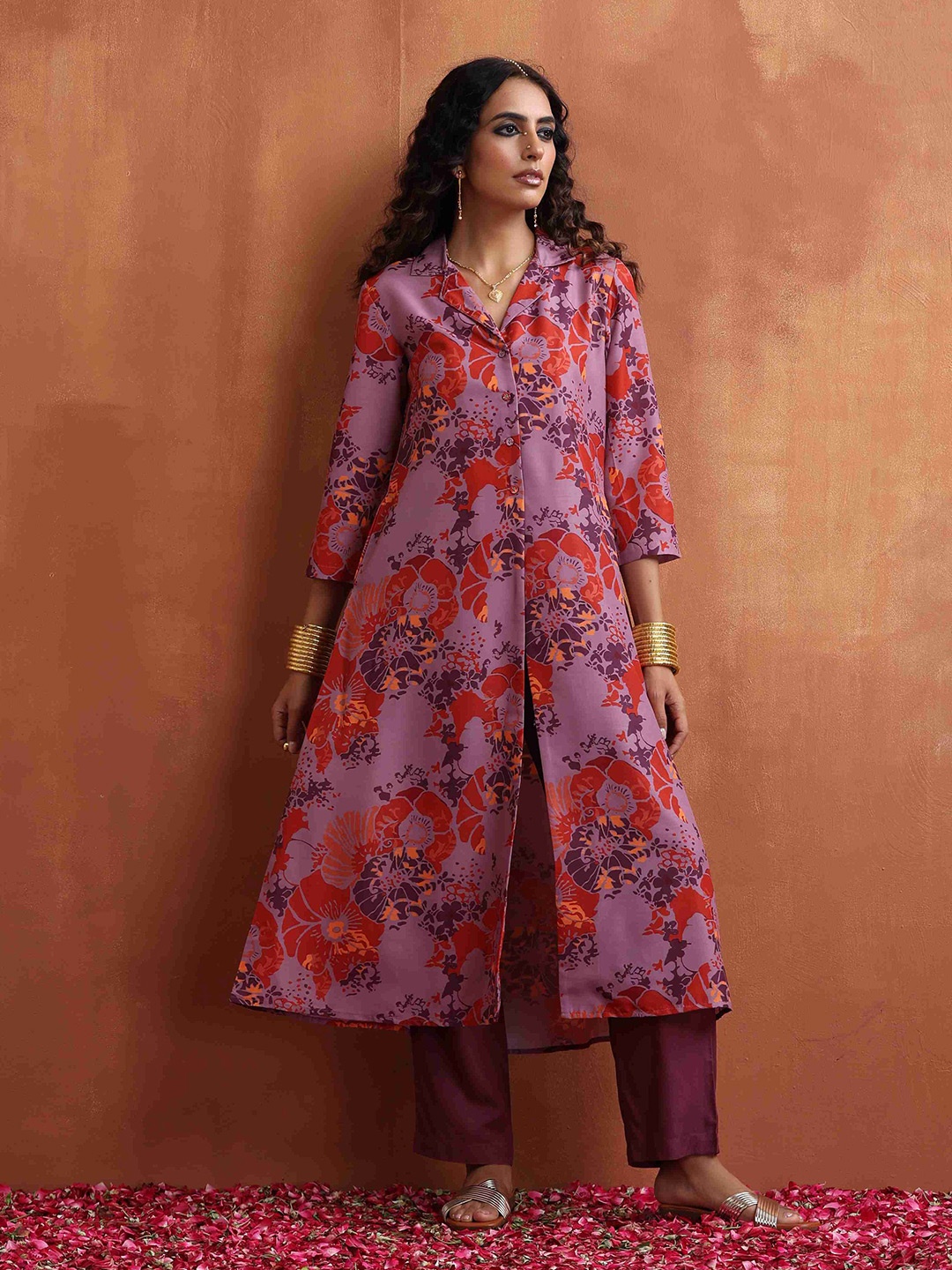 

trueBrowns Floral Printed Notched Lapel Collar High Slit Kurta With Trousers, Purple