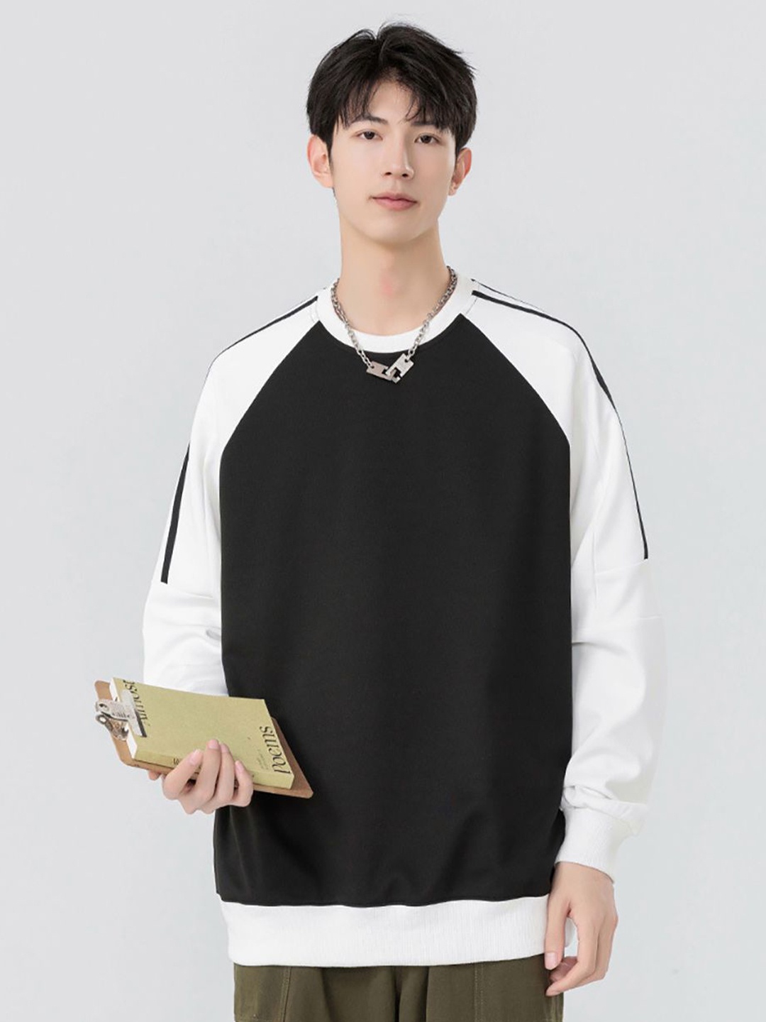 

StyleCast x Revolte Men Colourblocked Sweatshirt, Black
