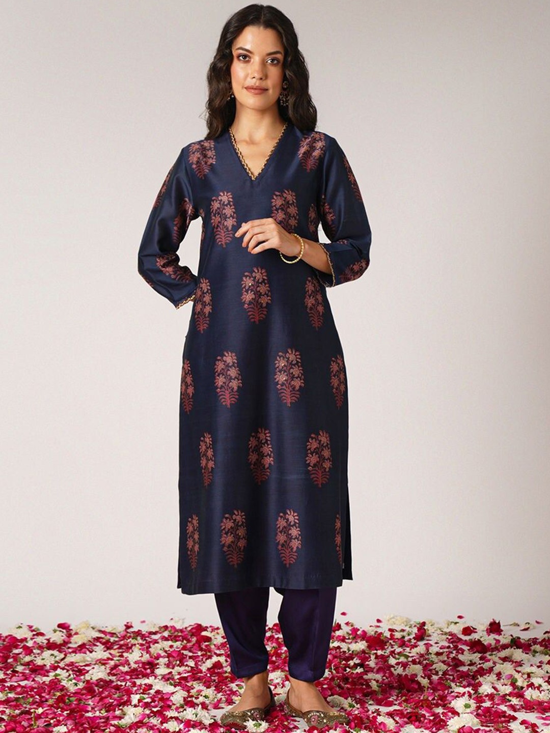 

JAYPORE Floral Printed V-Neck Cotton Silk Straight Kurta, Navy blue