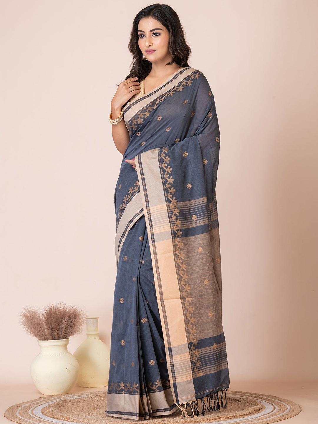 

HOUSE OF ARLI Woven Design Zari Saree, Grey