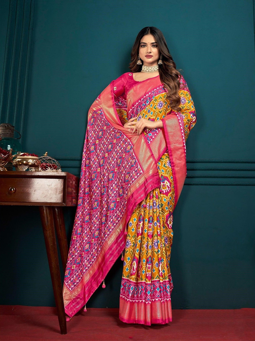 

DIVASTRI Ethnic Motifs Printed Saree, Mustard