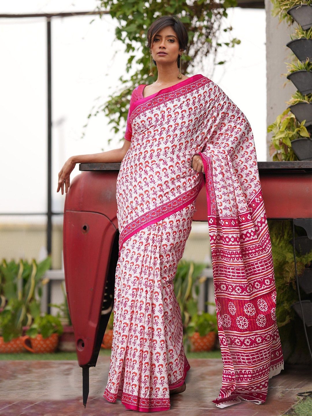 

Unnati Silks Ethnic Motifs Pure Cotton Handloom Block Print Saree, White