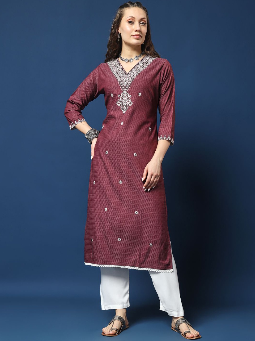 

VESH Floral Yoke Design V-Neck Thread Work Straight Kurta, Purple