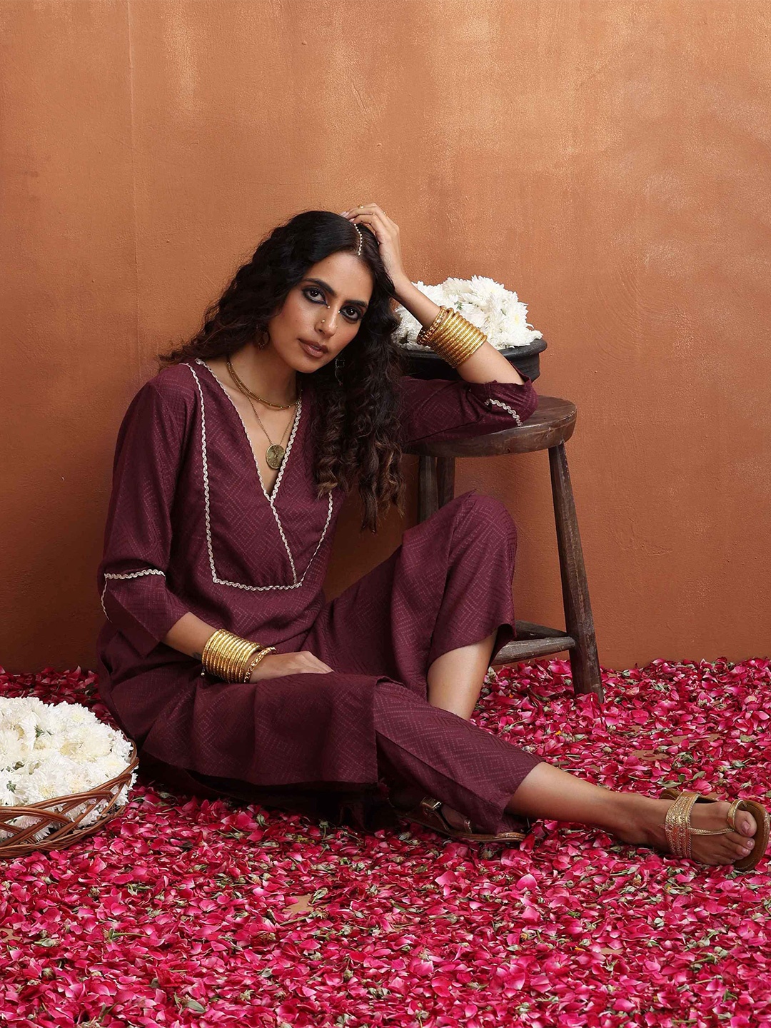 

trueBrowns Geometric Self Design V-Neck Regular Kurta With Trousers, Maroon