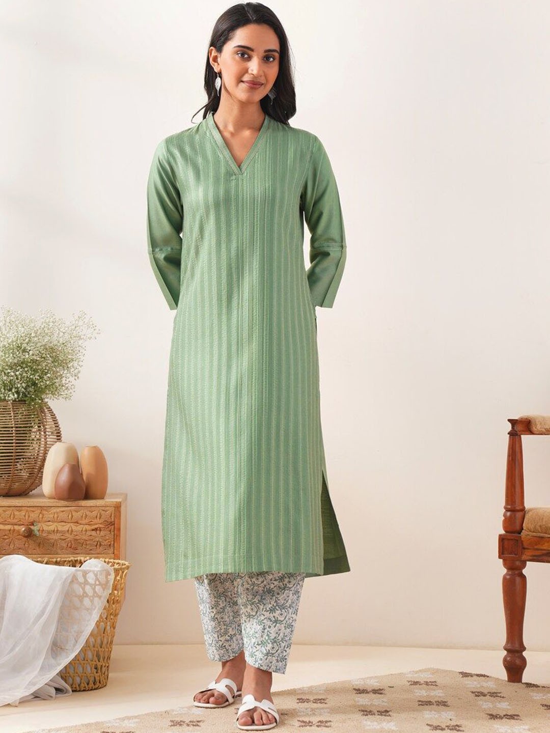 

JAYPORE Striped V-Neck Straight Kurta, Green