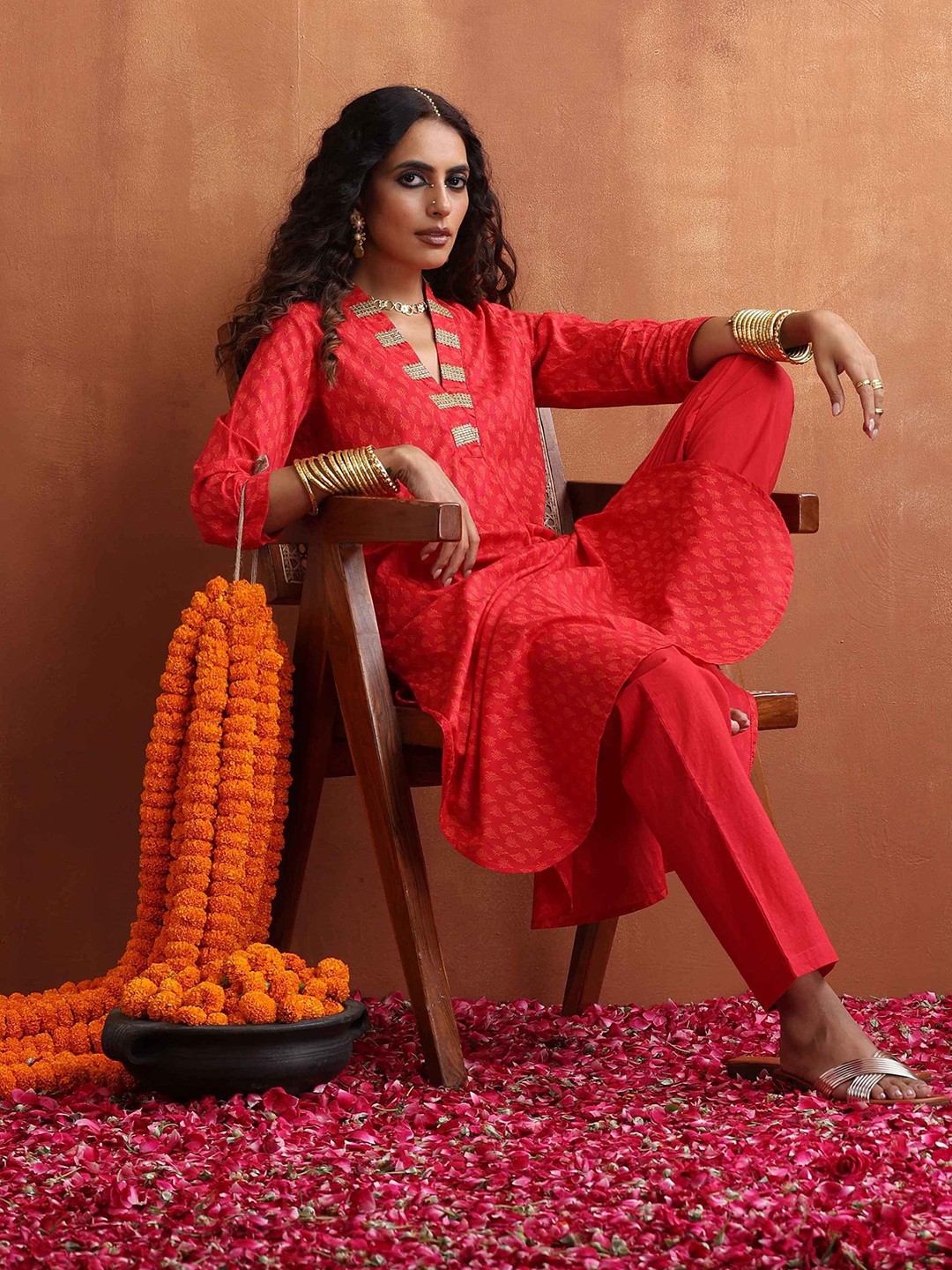 

trueBrowns Ethnic Motifs Printed Gotta Patti V-Neck Pure Cotton Kurta With Trouser, Red