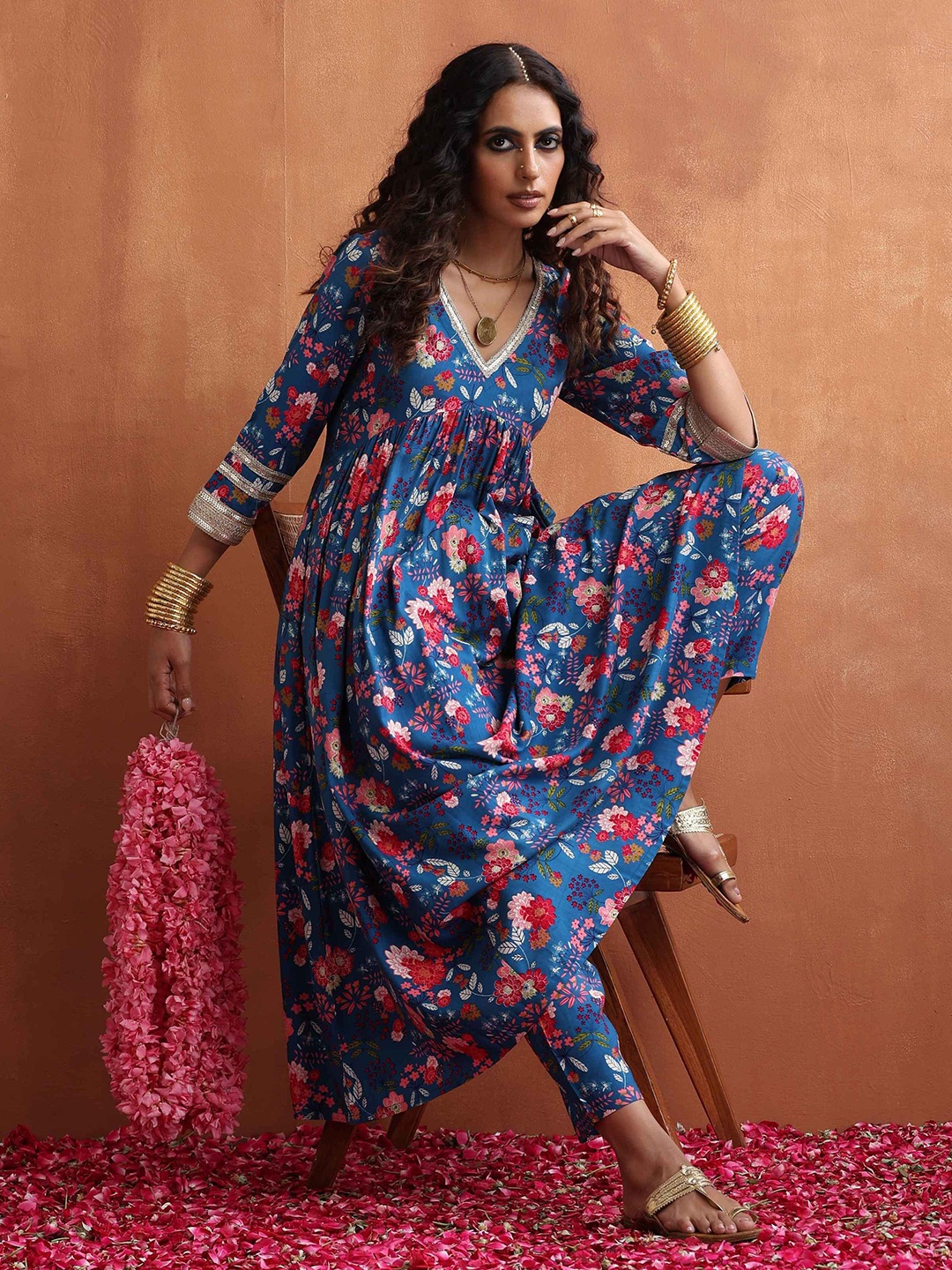 

trueBrowns Floral Printed Empire Sequinned Kurta With Trousers, Blue