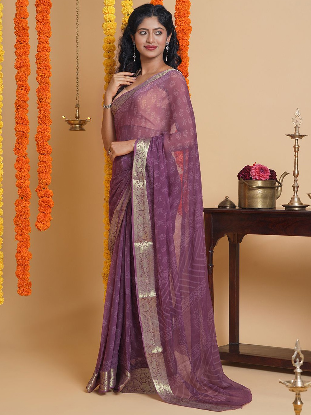 

TEEJH Dabu Zari Pure Chiffon Saree, Maroon