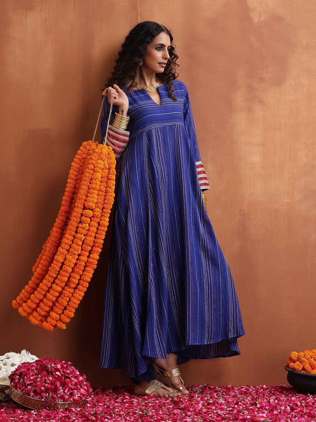 

trueBrowns Striped Notched Round Neck Empire Kurta With Trousers, Blue