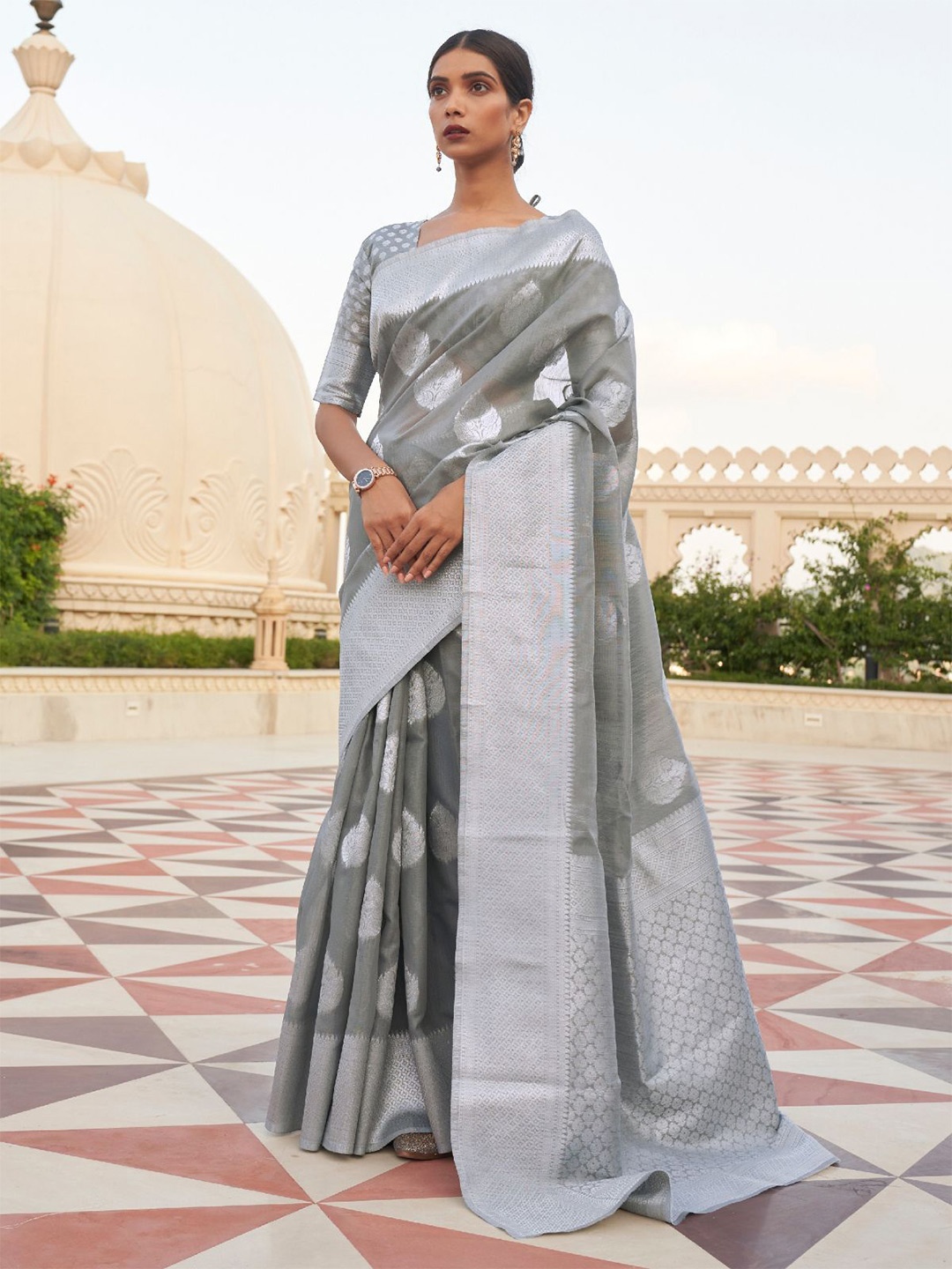 

ODETTE Ethnic Motifs Woven Design Zari Saree, Grey