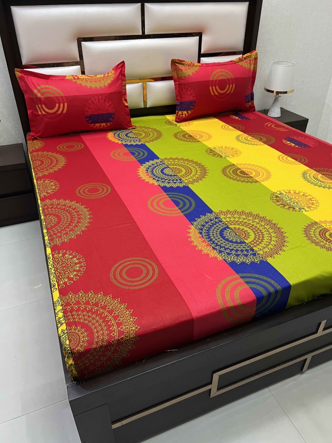 

Pure Decor Green & Red Printed 210 TC Pure Cotton Double Queen Bedsheet & 2 Pillow Covers