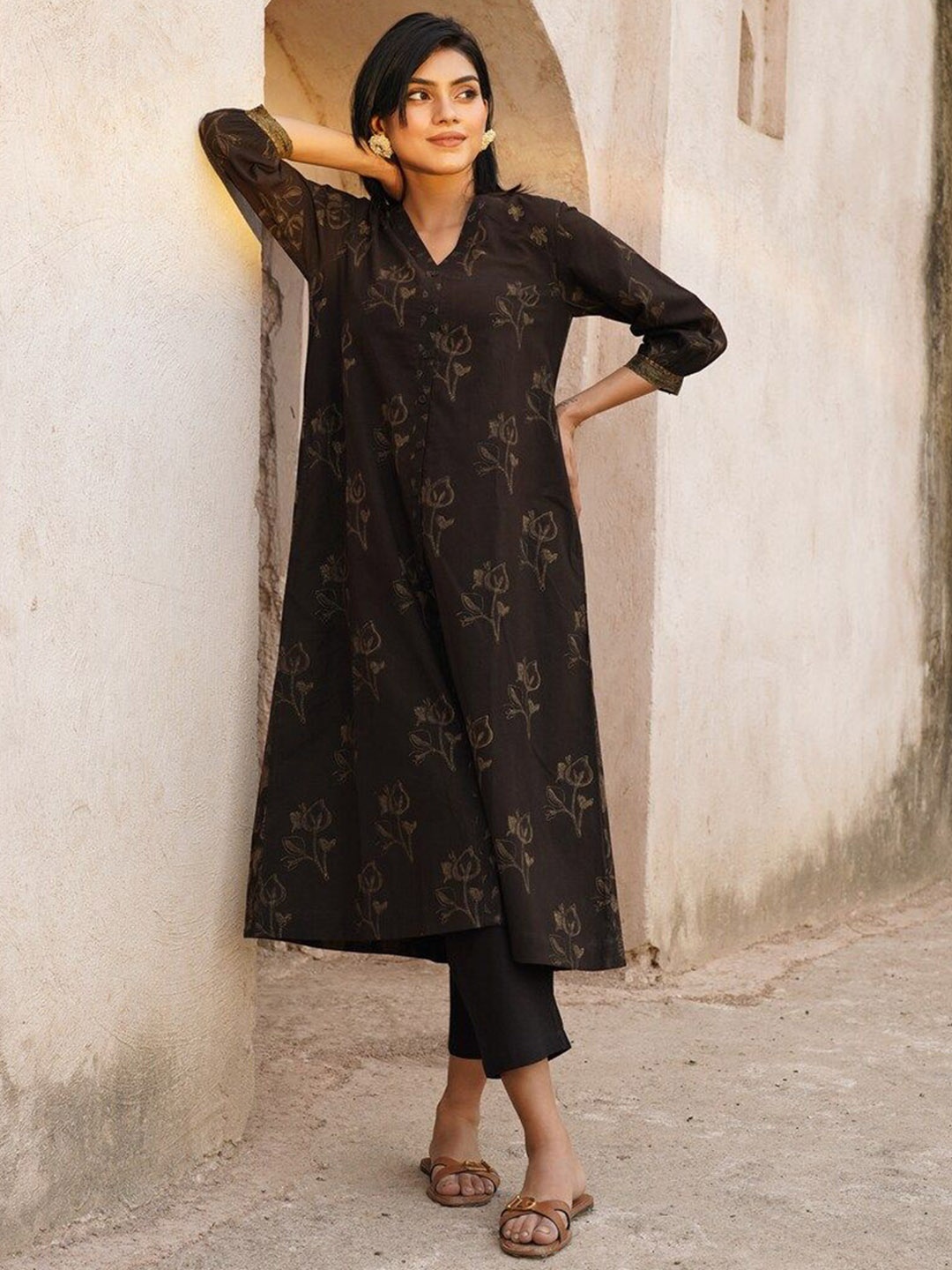 

JAYPORE Floral Printed Panelled A-Line Kurta, Black