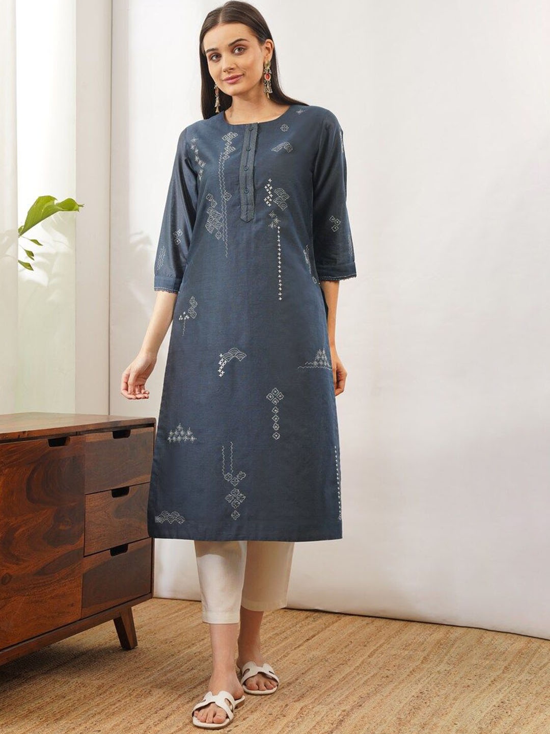 

JAYPORE Geometric Embroidered Cotton Silk Straight Kurta, Navy blue