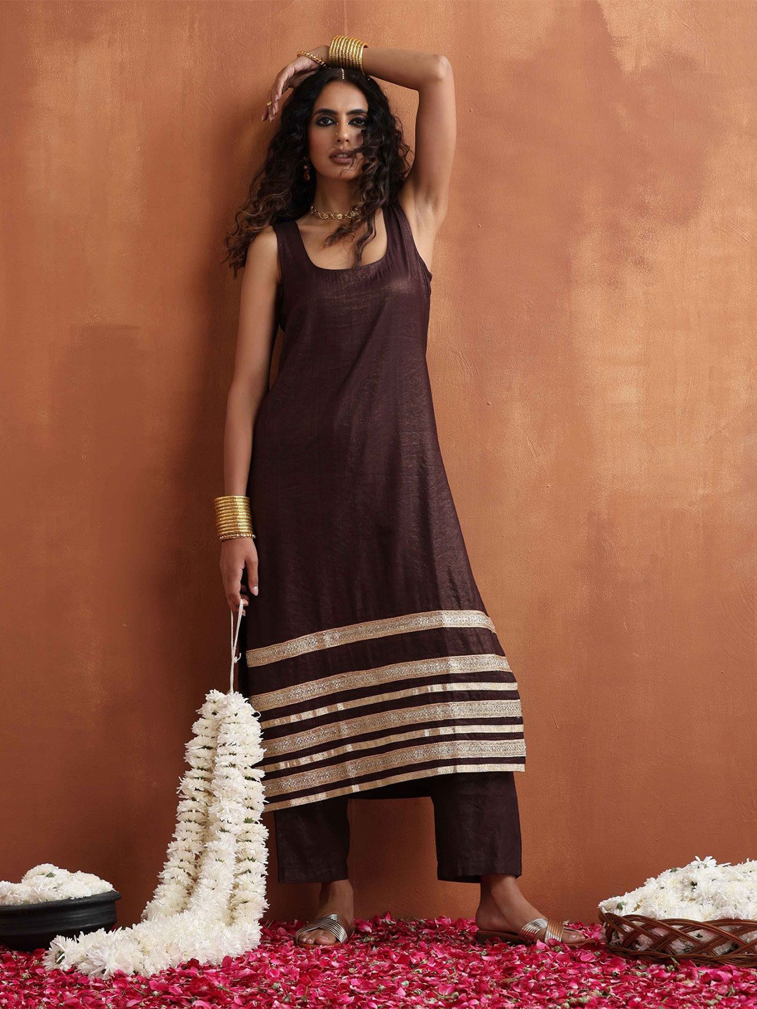 

trueBrowns Square Neck Sleeveless Gotta Patti Straight Kurta with Trousers, Brown