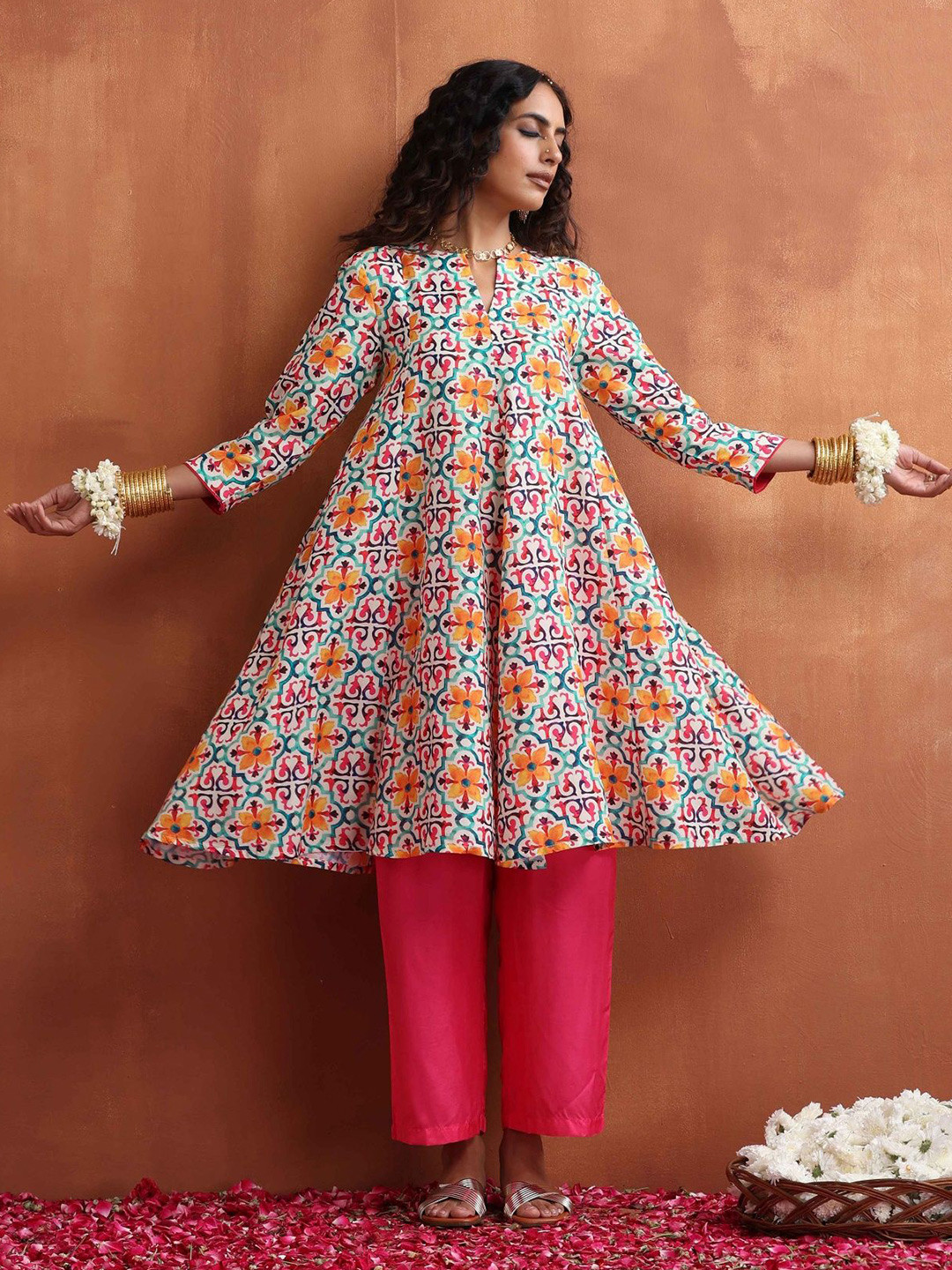 

trueBrowns Floral Printed Anarkali Tunic With Trousers, Off white