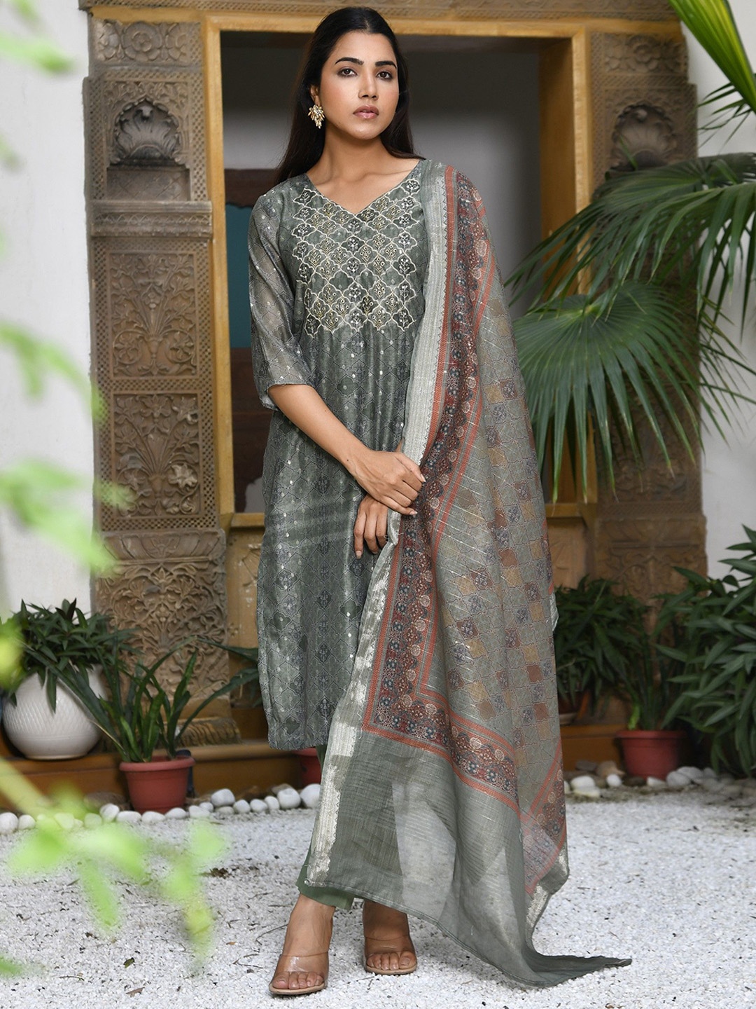 

VAASVA JAIPUR Women Printed Beads and Stones Chanderi Cotton Kurta with Trousers & Dupatta, Green