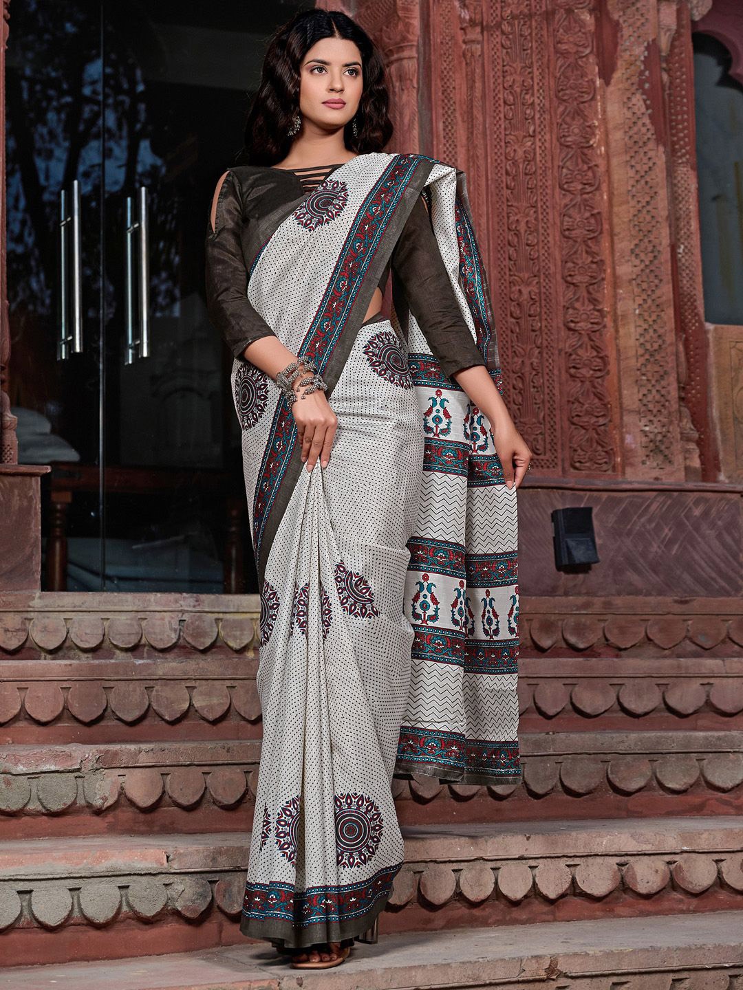 

KALINI Bagh Bagru Printed Saree with Matching Blouse, Off white