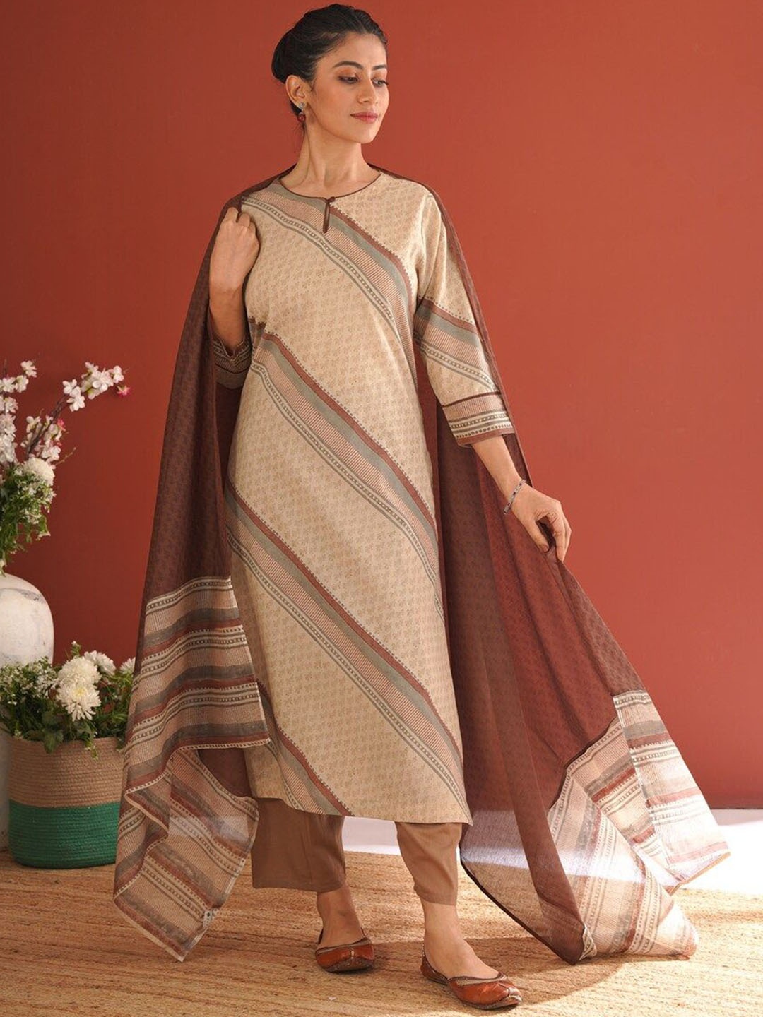 

JAYPORE Geometric Printed Key-hole neck Pure Cotton Straight Kurta, Beige