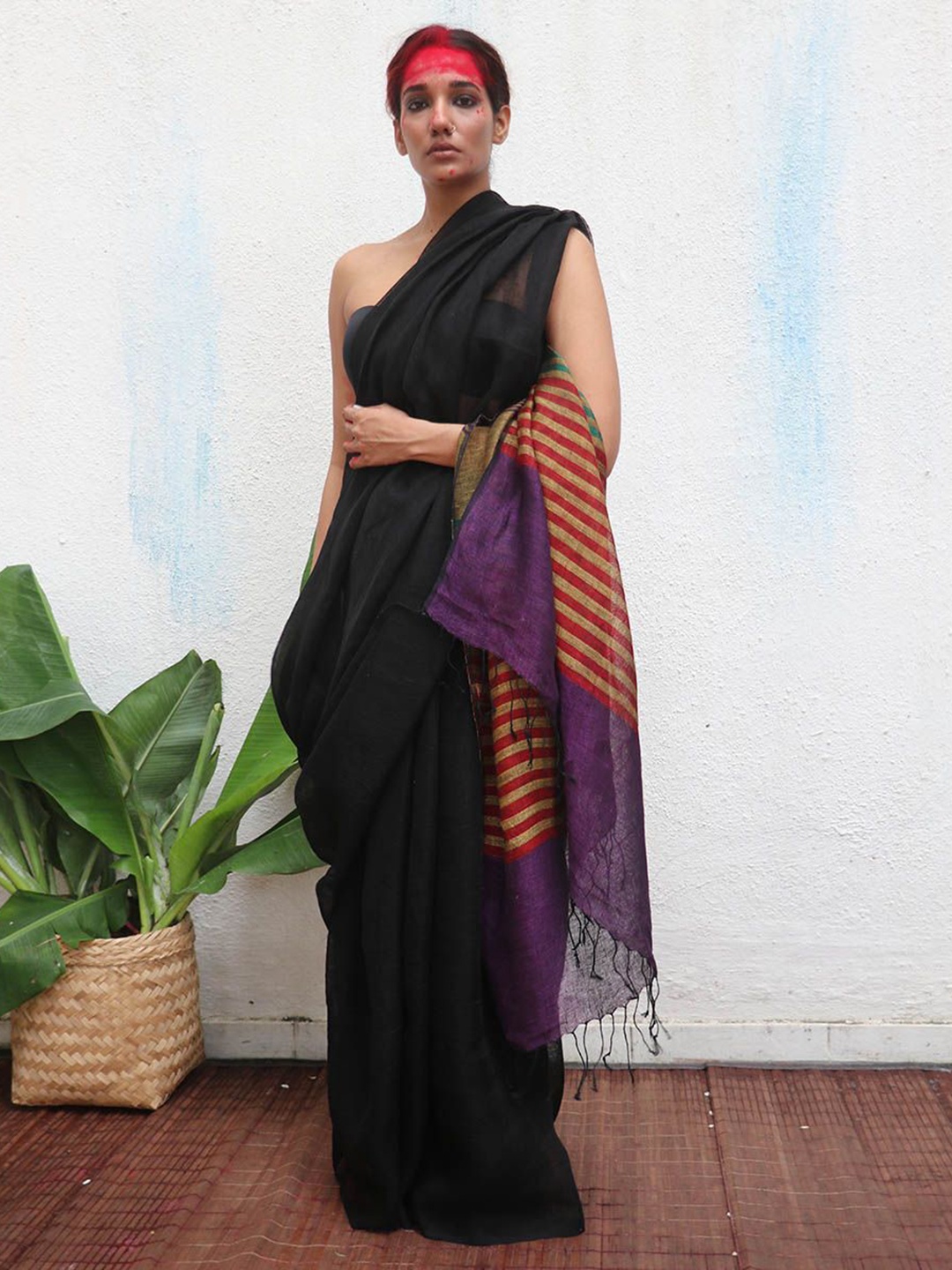 

Chidiyaa Striped Colourblocked Pure Linen Saree, Black