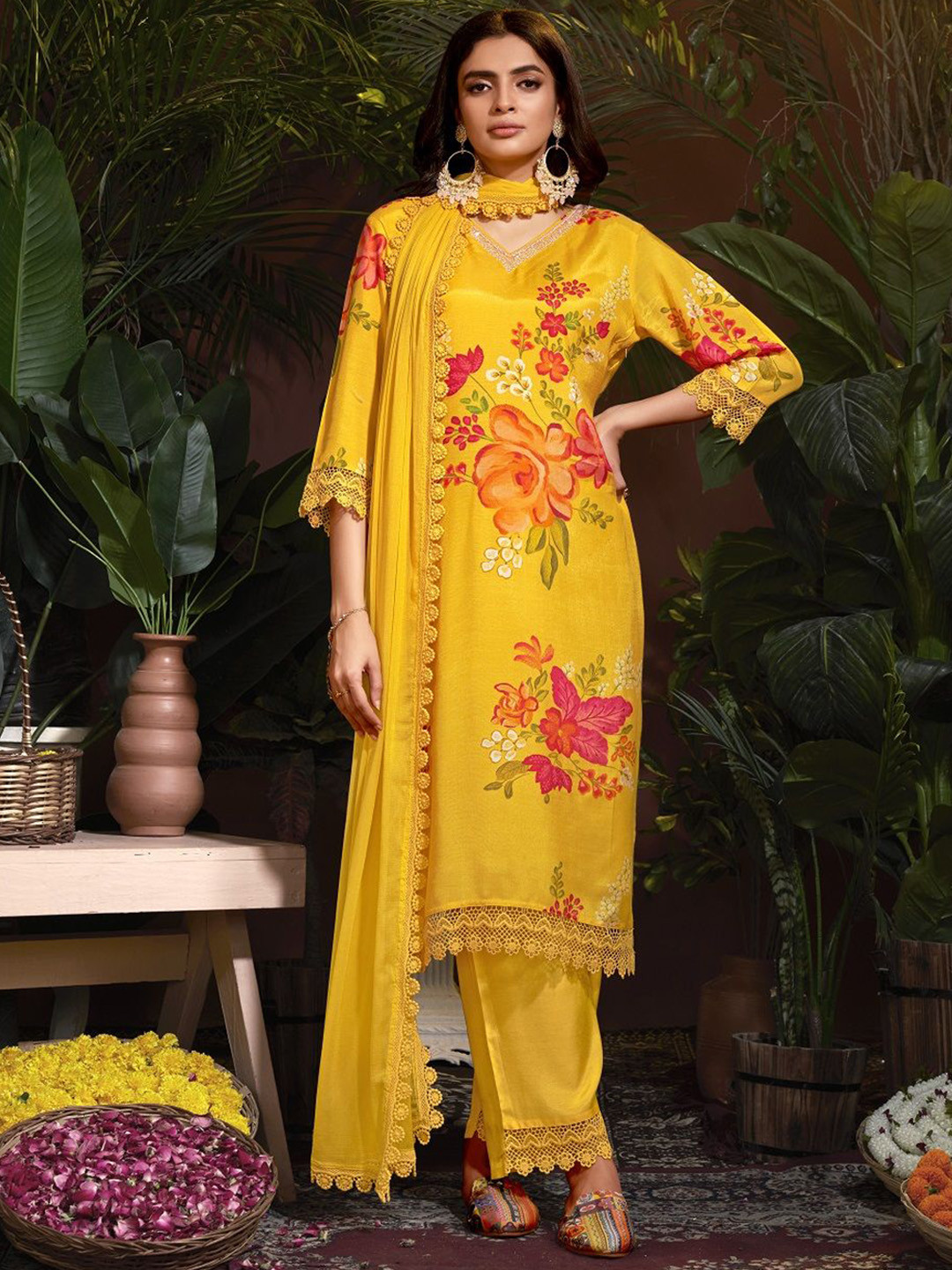 

JIVORA Women Floral Printed Regular Kurti with Pyjamas & With Dupatta, Yellow