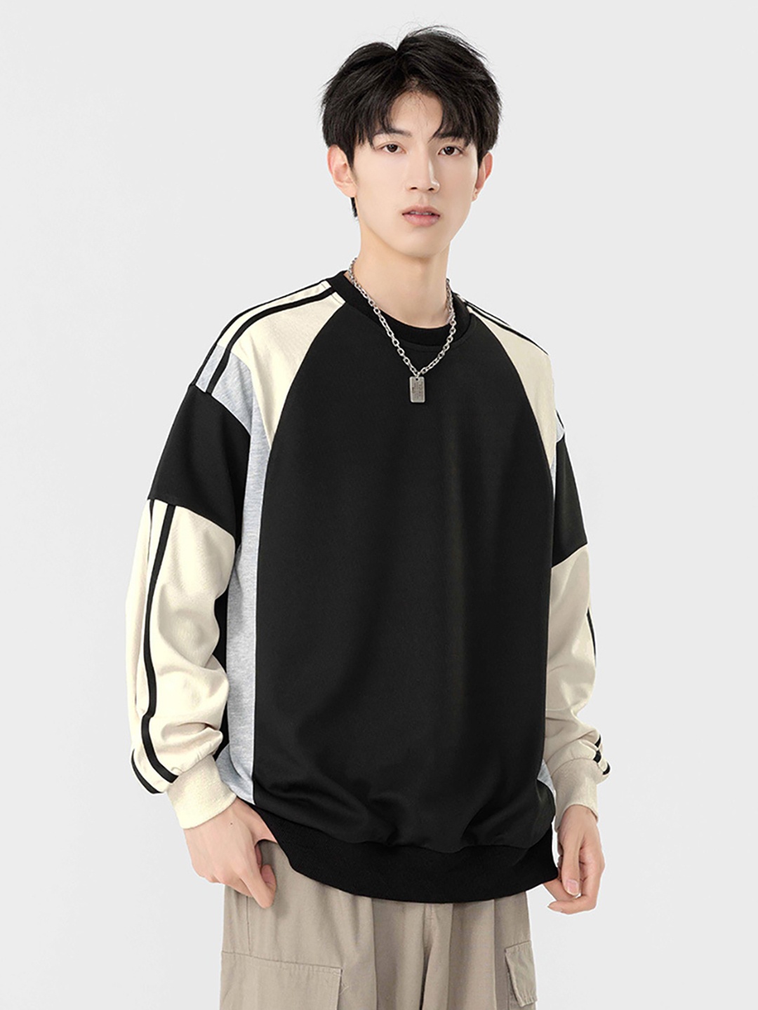 

StyleCast x Revolte Men Round Neck Colourblocked Sweatshirt, Black