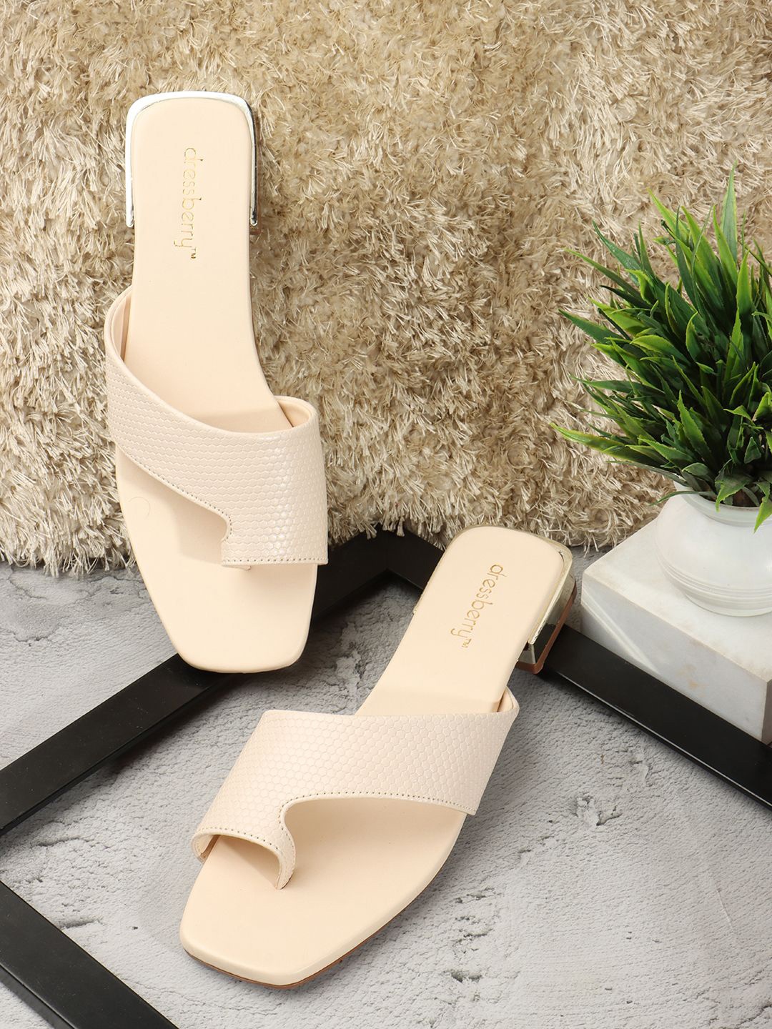 

DressBerry Women Textured One Toe Flats, Cream