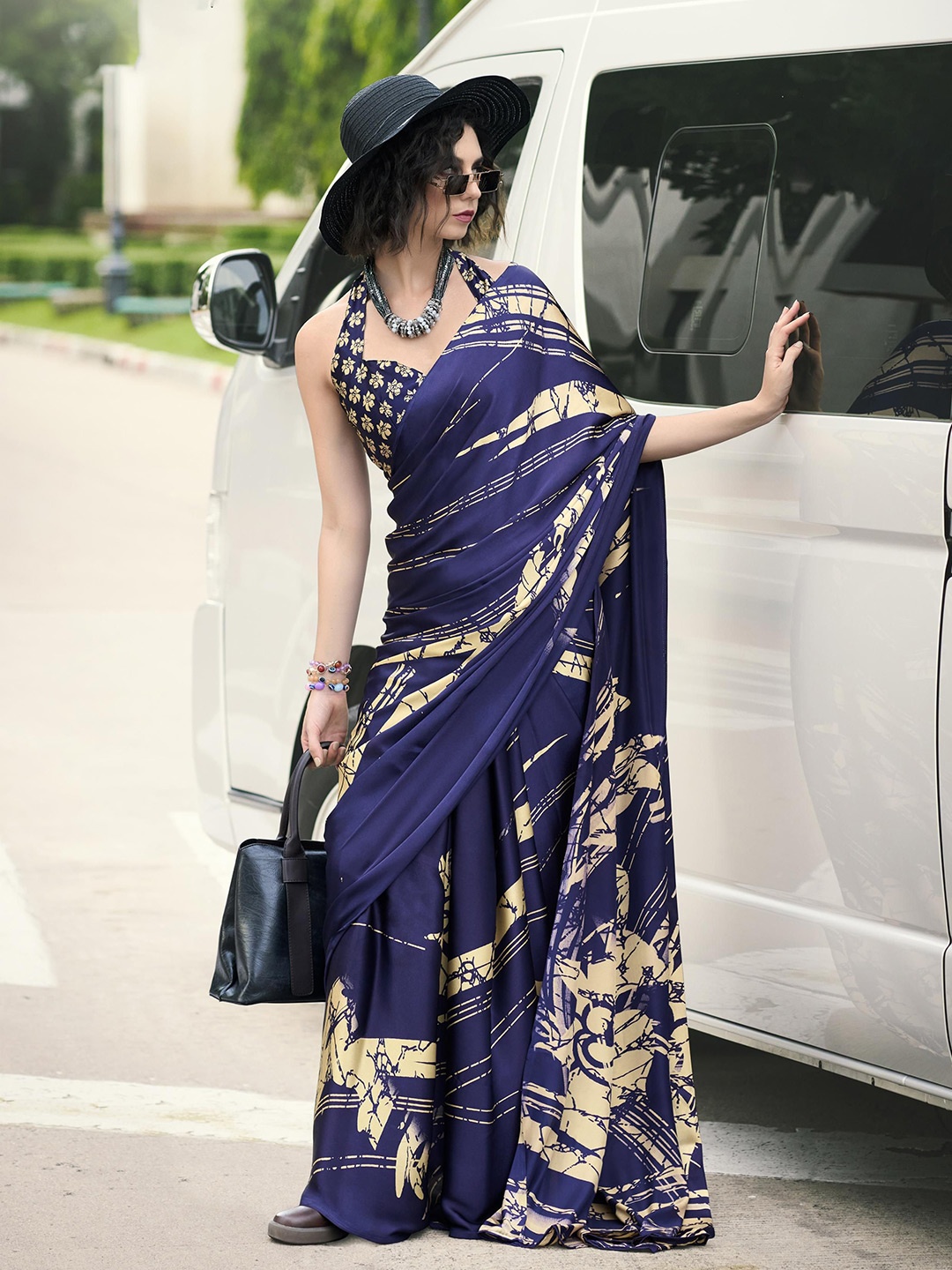 

DIVASTRI Abstract Printed Satin Saree, Blue