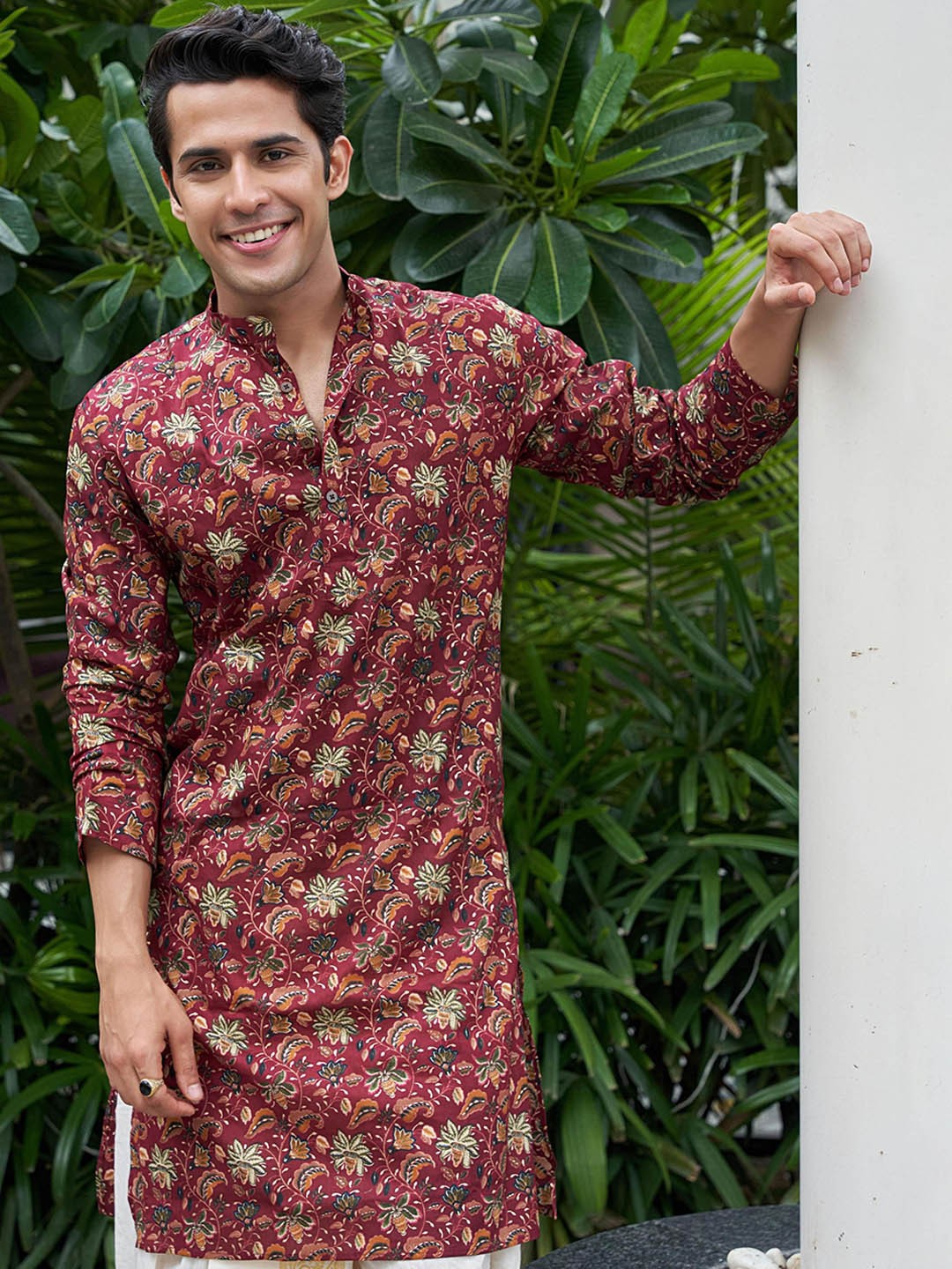 

Shasak Ethnic Motifs Printed Mandarin Collar Straight Kurta, Red
