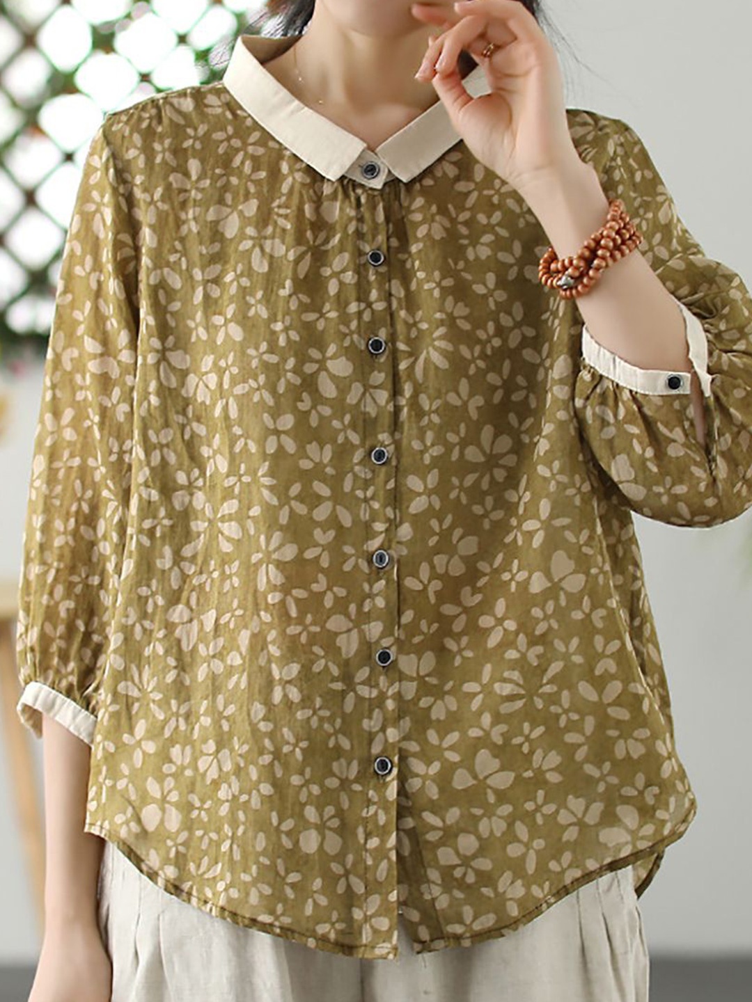 

StyleCast x Revolte Women Cutaway Collar Floral Printed Casual Shirt, Green