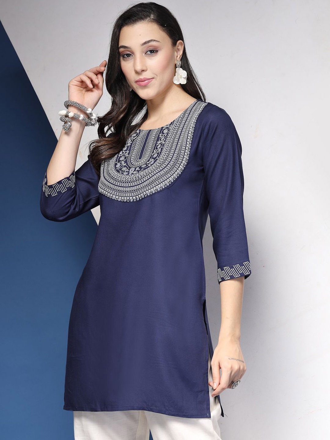 

DAEVISH Women Thread Work Kurta, Blue