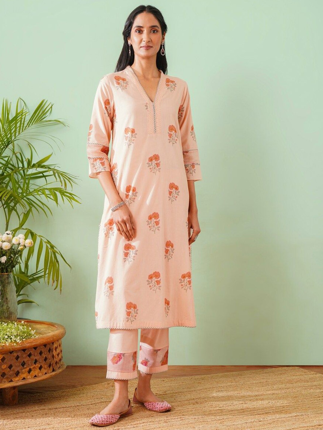 

JAYPORE Floral Printed Gotta Patti V-Neck Cotton Straight Kurta, Pink