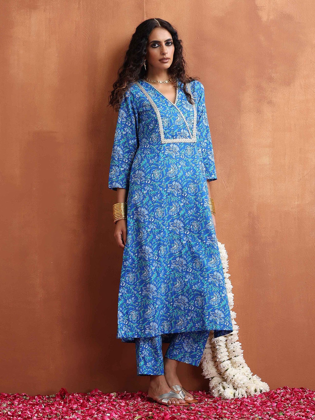 

trueBrowns Floral Printed Gotta Patti V-Neck Straight Kurta With Trouser, Blue