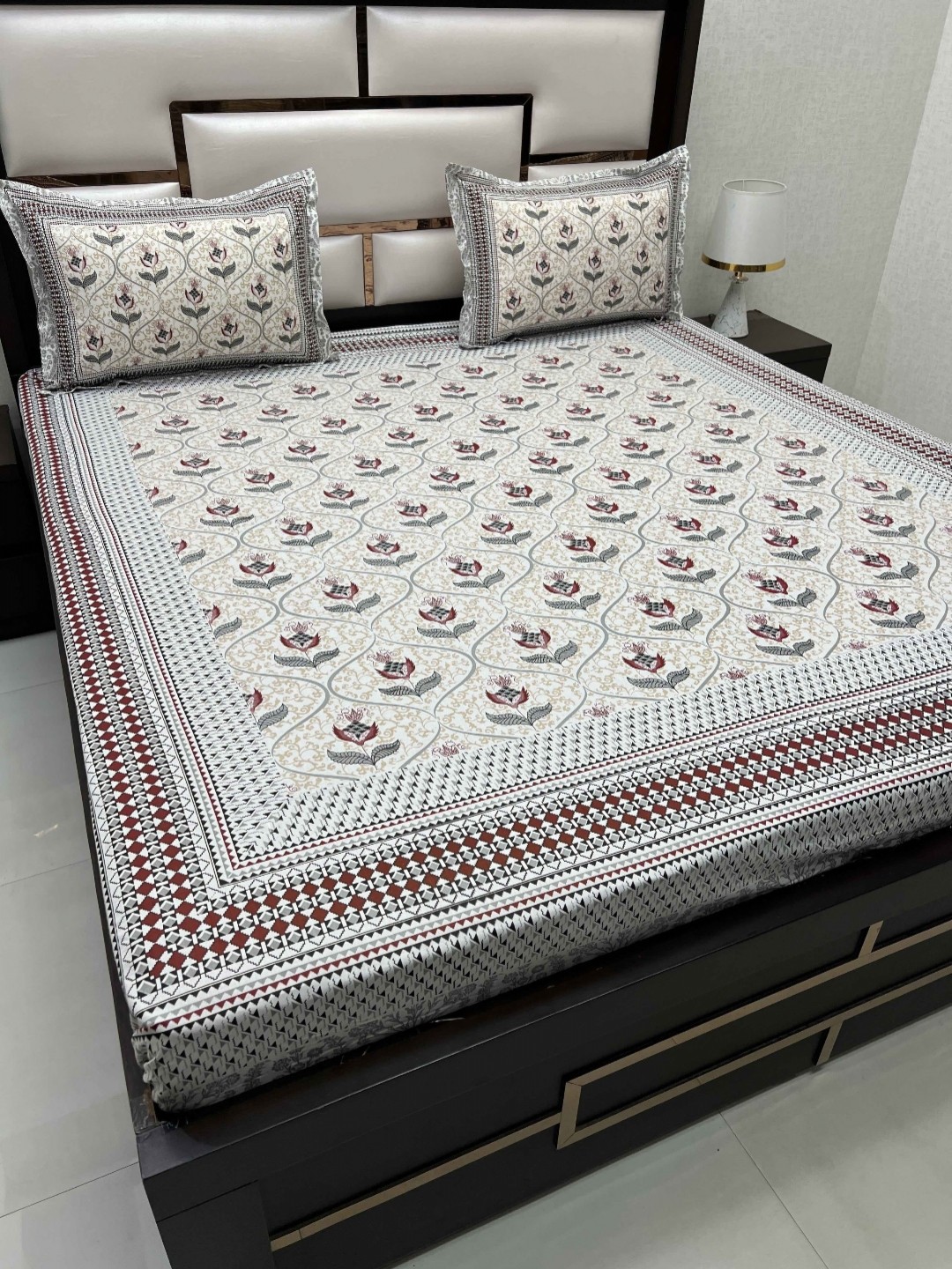 

Pure Decor Lifestyle Beige & Pink Pure Cotton 250 TC King Bedsheet with 2 Pillow Covers