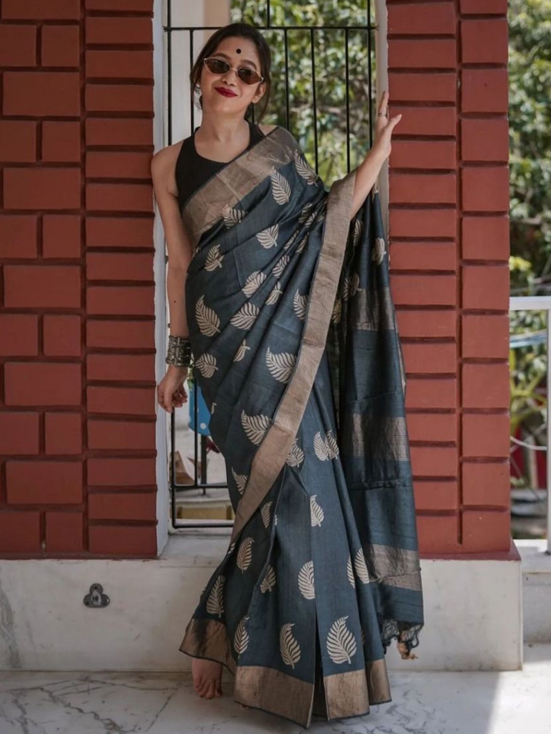 

revika Floral Zari Kanjeevaram Saree, Black