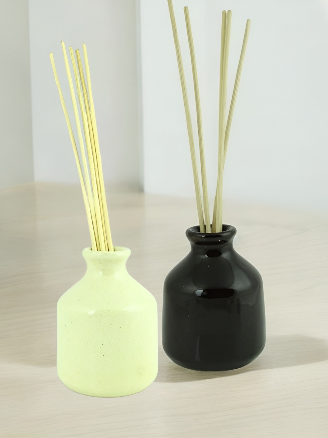 

Brahmz White & Black 2 Pieces Ceramic Reed Diffuser Jar with Reed Sticks and Sola Flower