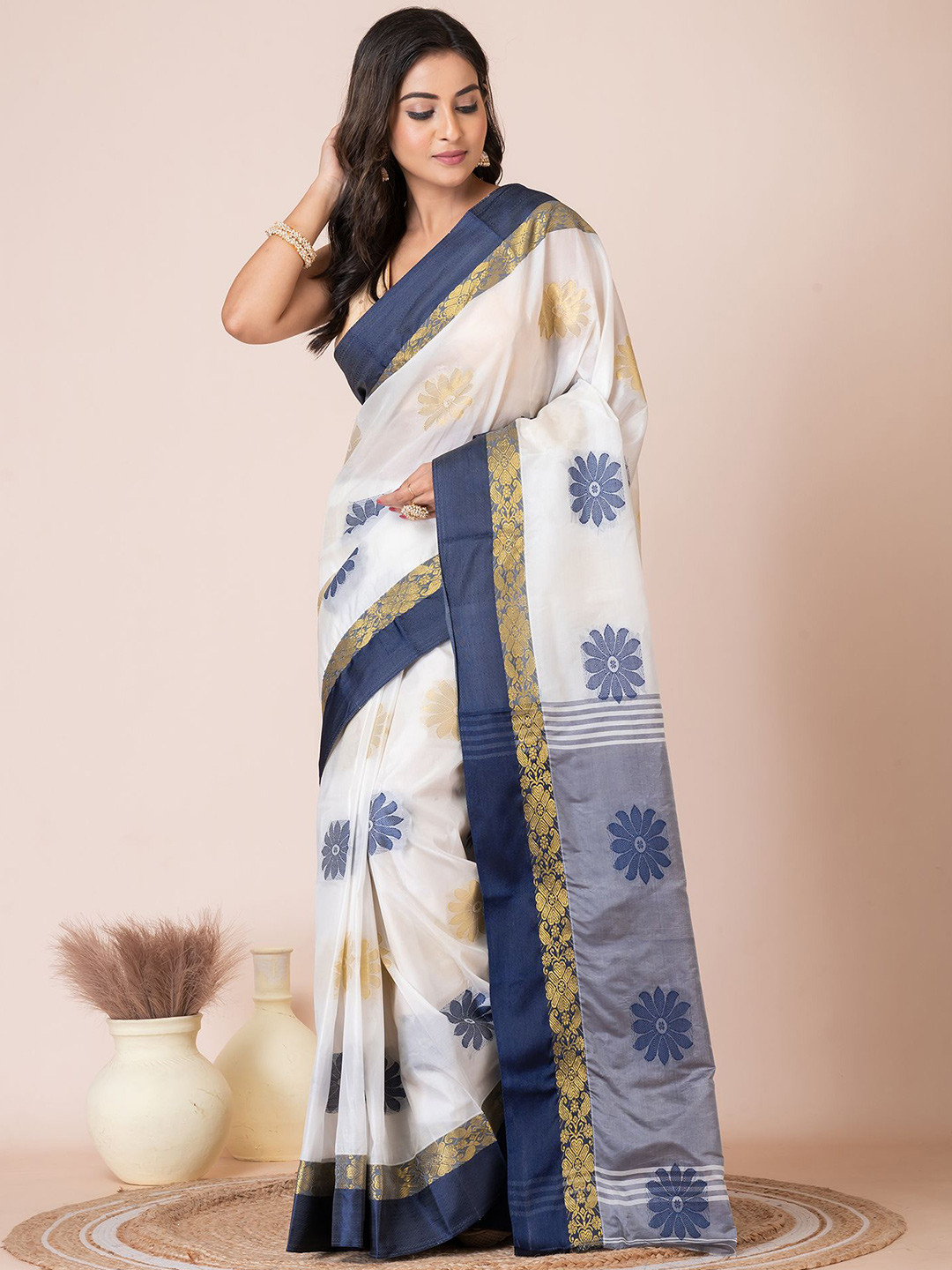 

HOUSE OF ARLI Woven Design Zari Tussar Saree, Off white