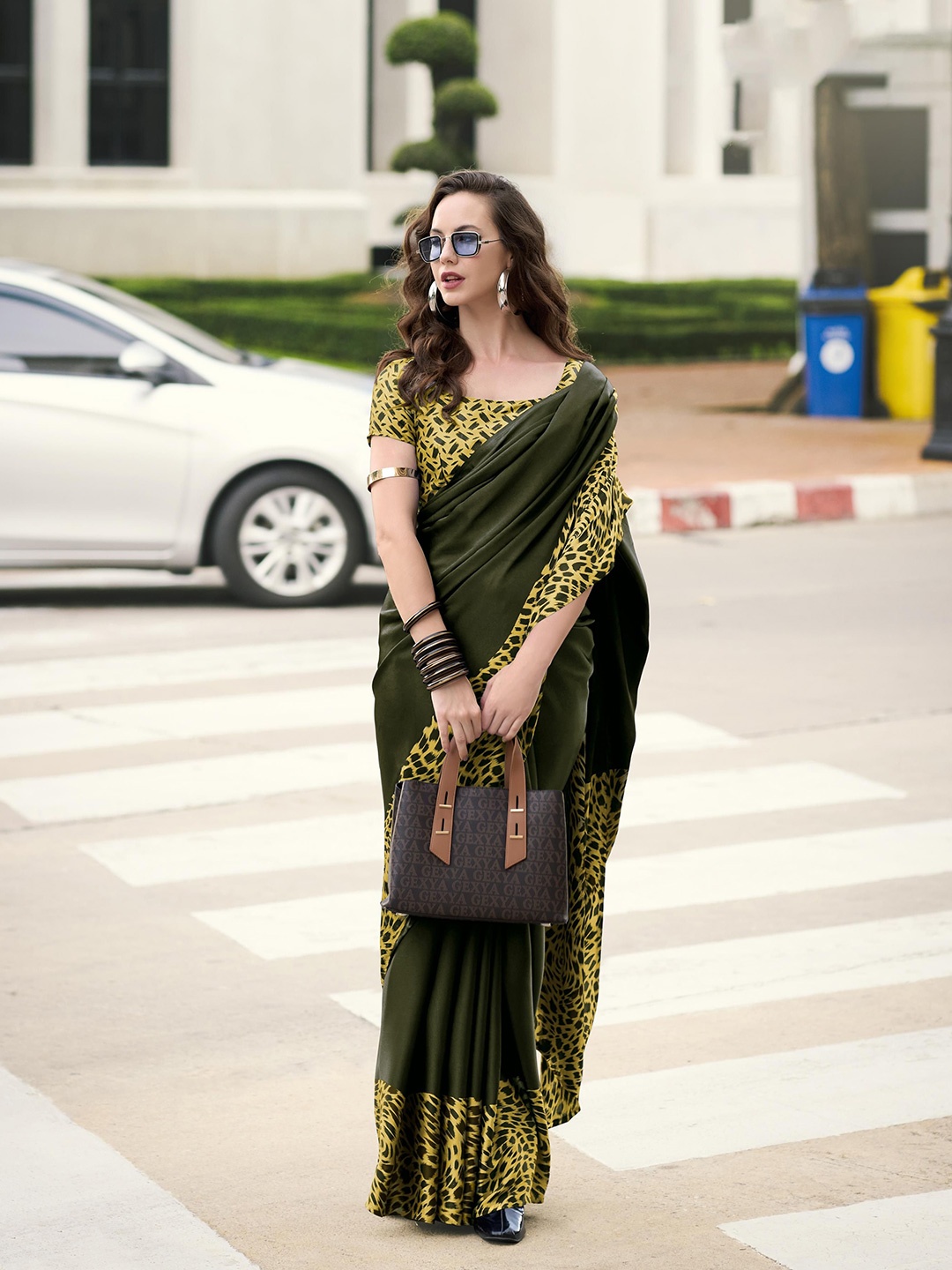

DIVASTRI Abstract Printed Satin Saree, Green