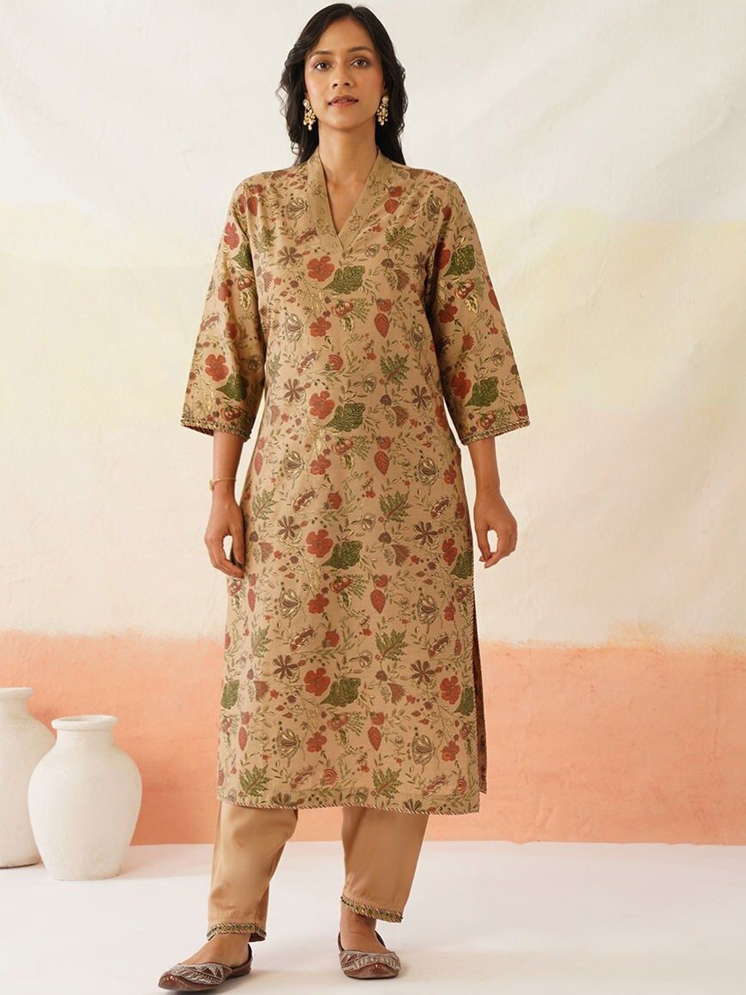 

JAYPORE Floral Printed V Neck Straight Kurta, Beige